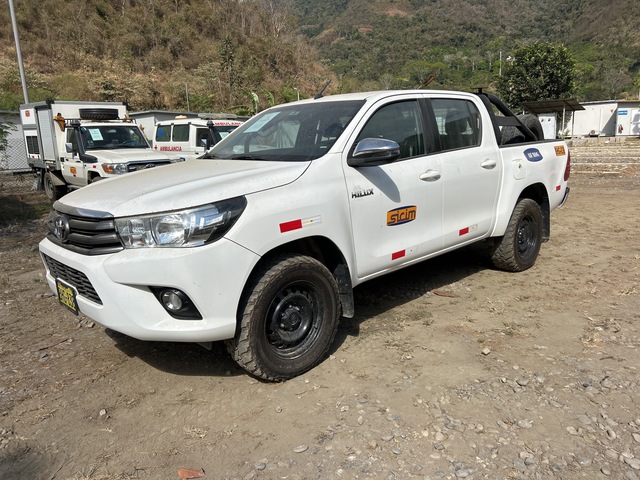 Toyota Hilux 4x4 Crew Cab Pickup