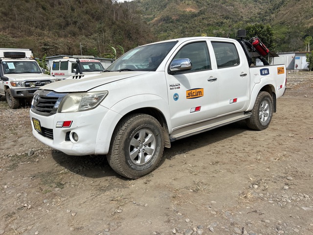 Toyota Hilux 4x4 Crew Cab Pickup