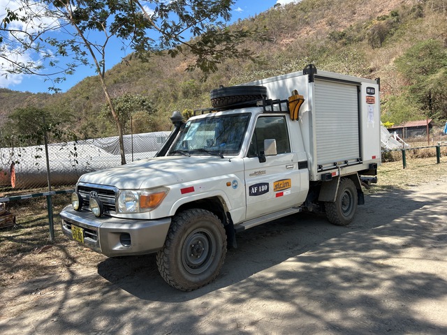 Toyota Land Cruiser HZI 79 4X4 Fuel & Lube Truck