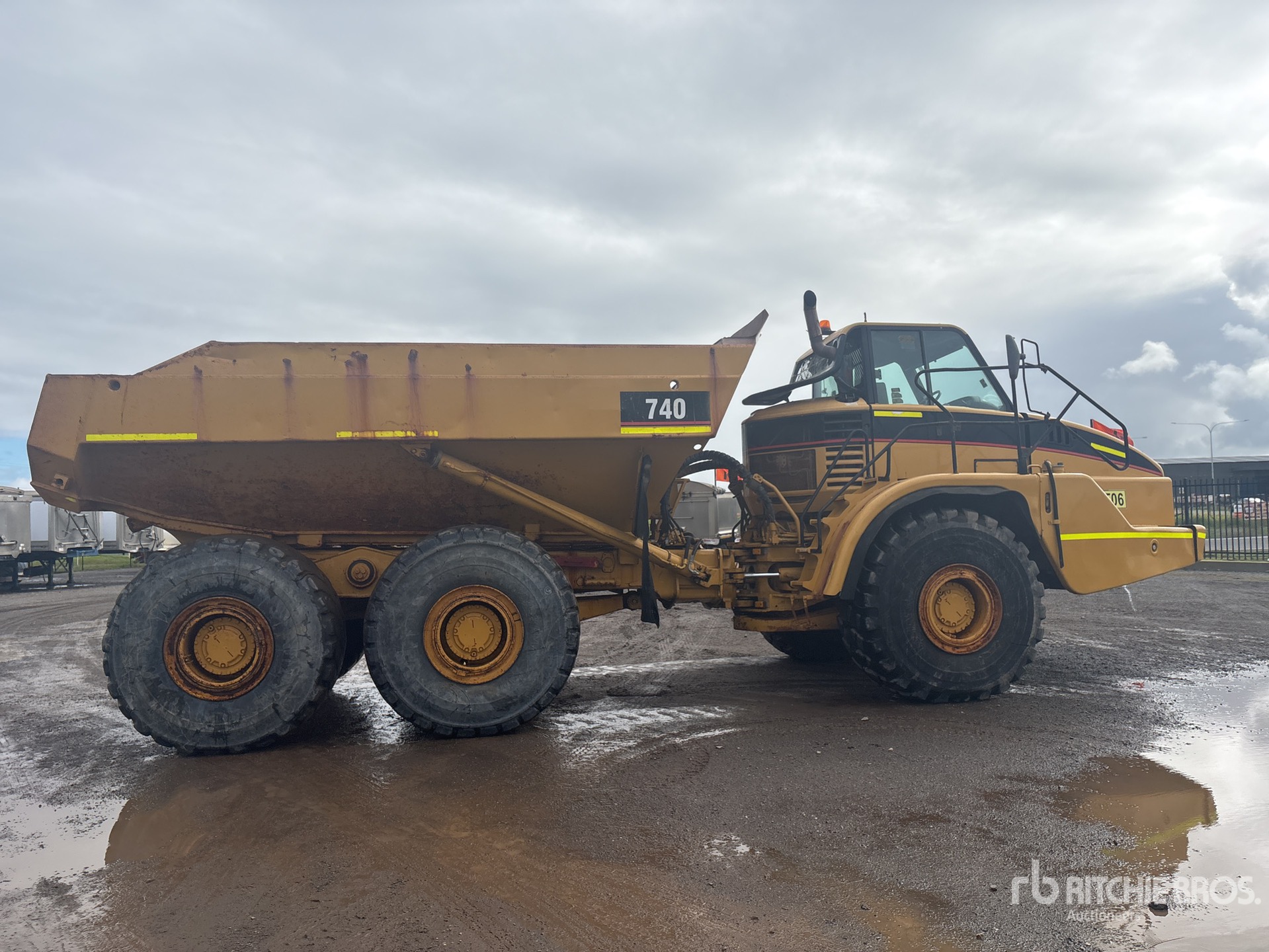 2001 Caterpillar 740