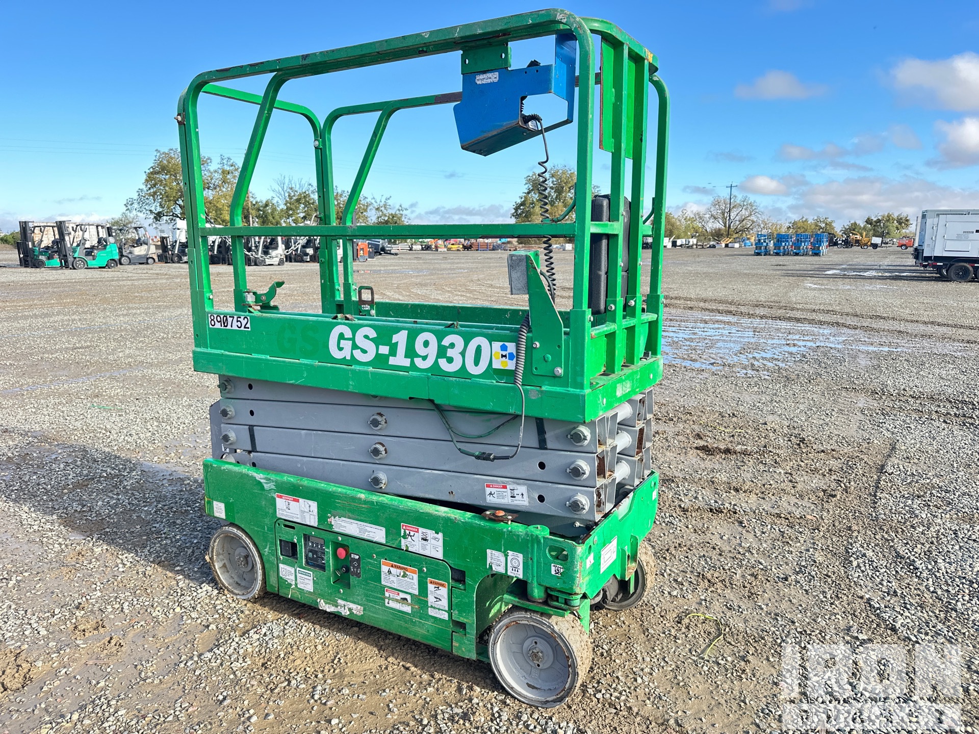 General Appearance - Scissor Lift* with Imagen: esquina delantera derecha