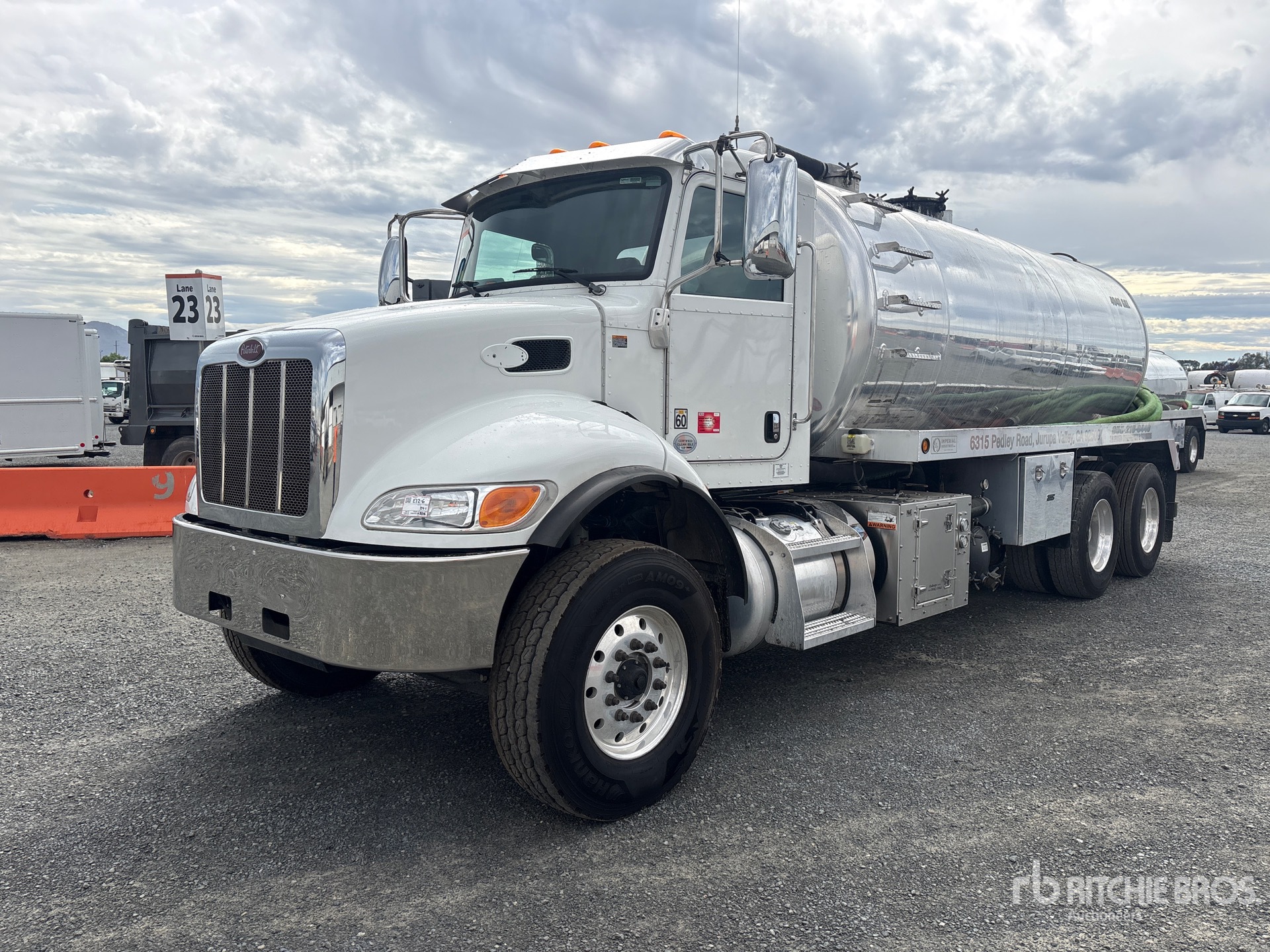 2022 Peterbilt 348