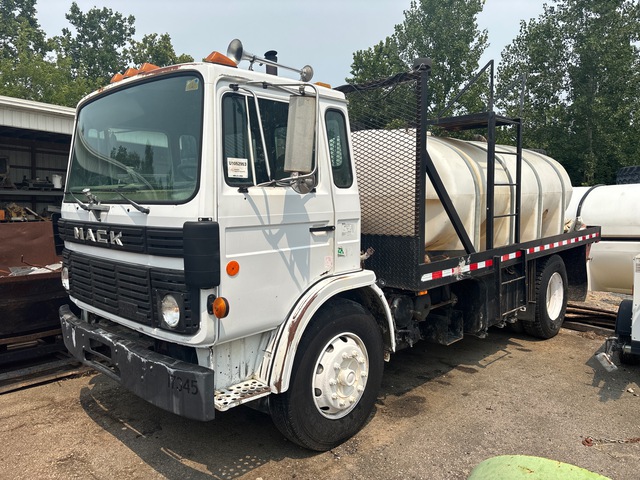 1990 Mack MS300P 2000 gal 4x2 Flatbed Water Truck