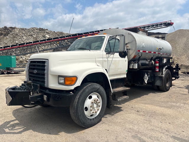 1998 Etnyre Black-Topper 2000 gal on 1998 Ford F-800 4x2 Asphalt Distributor Truck