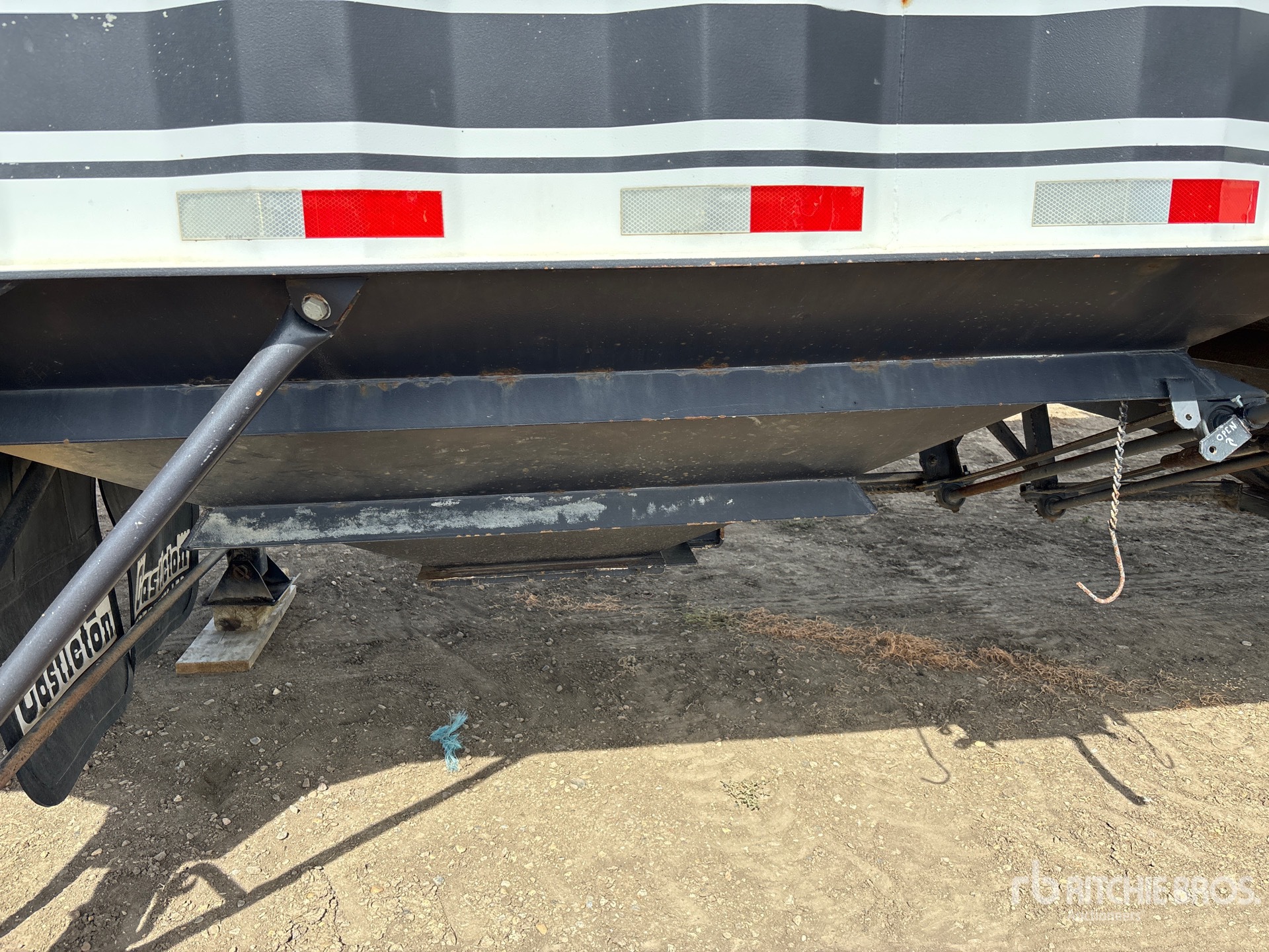 2000 Castleton 32 ft T/A