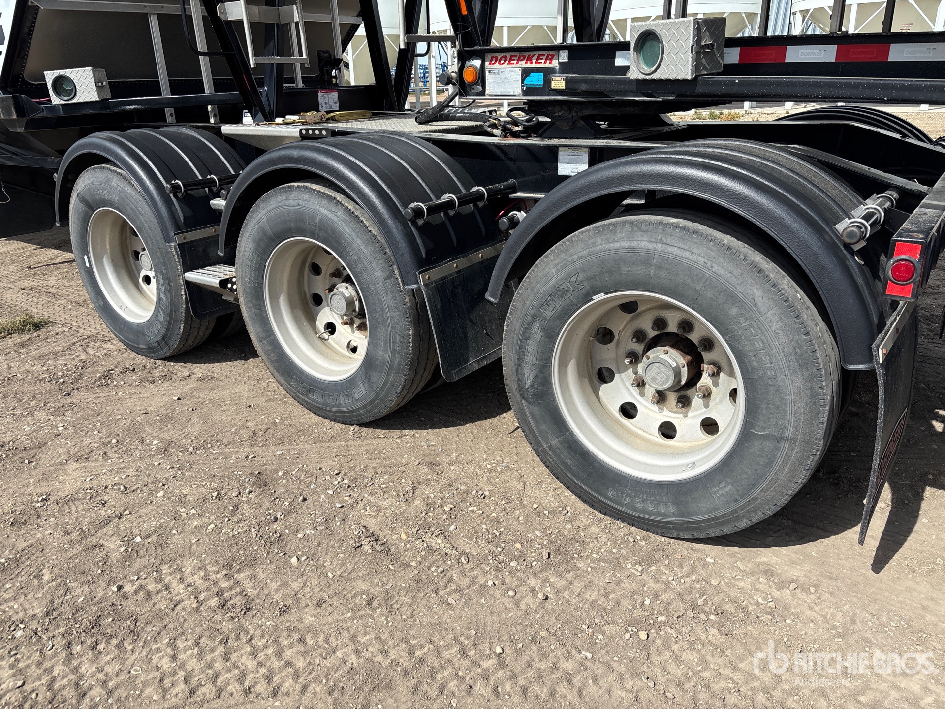 2014 Doepker 28 ft Tri/A Super B-Train Lead