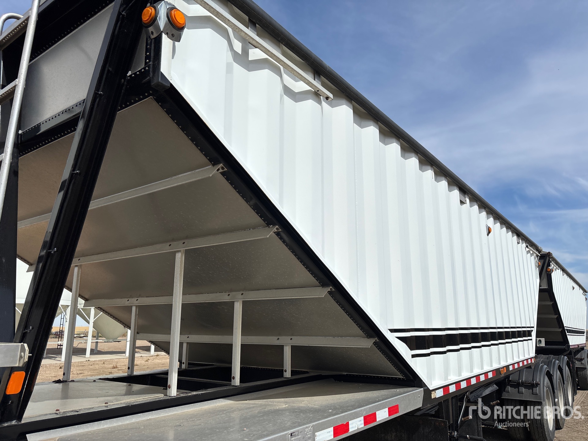 2014 Doepker 28 ft Tri/A Super B-Train Lead