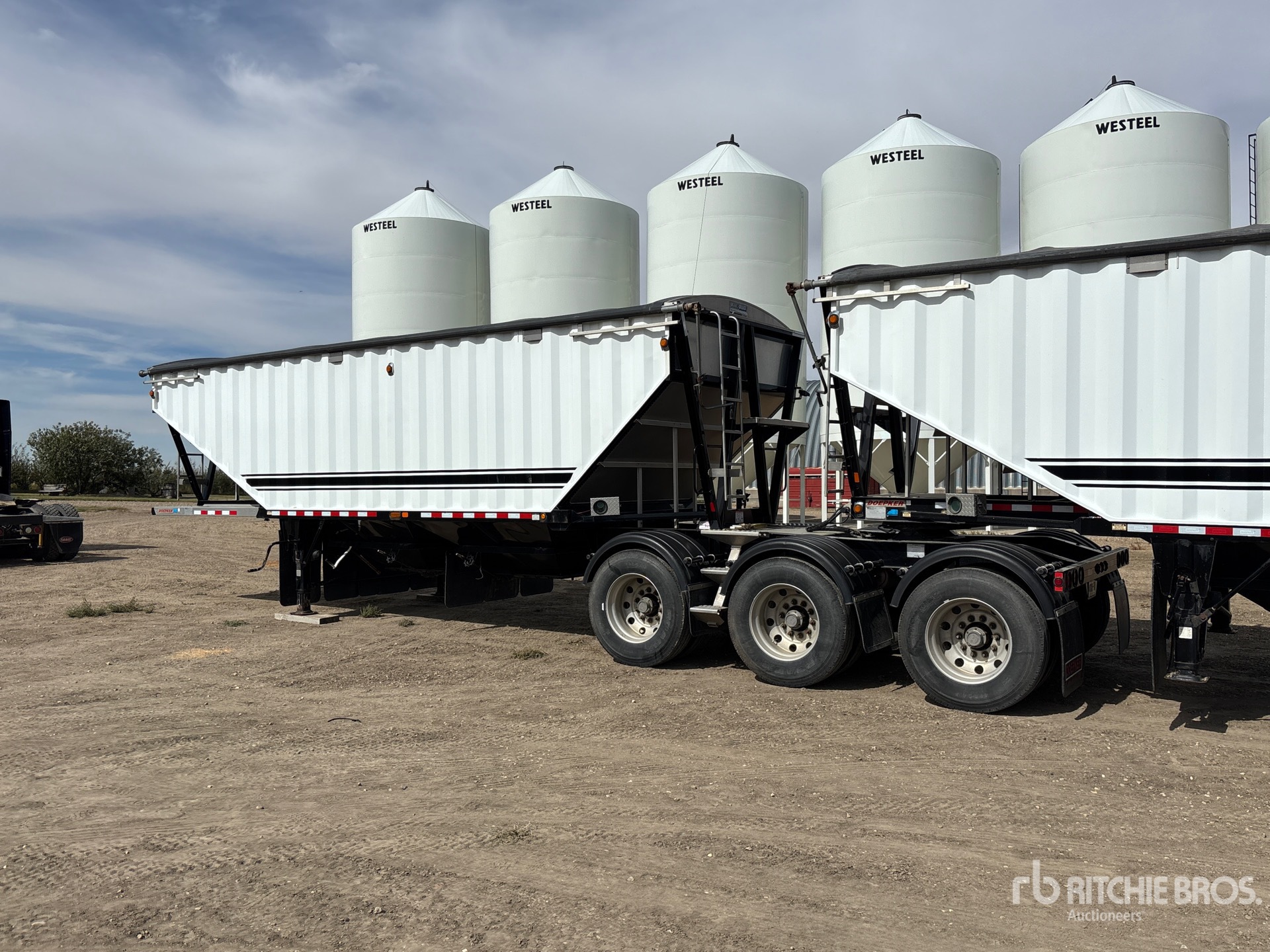 2014 Doepker 28 ft Tri/A Super B-Train Lead