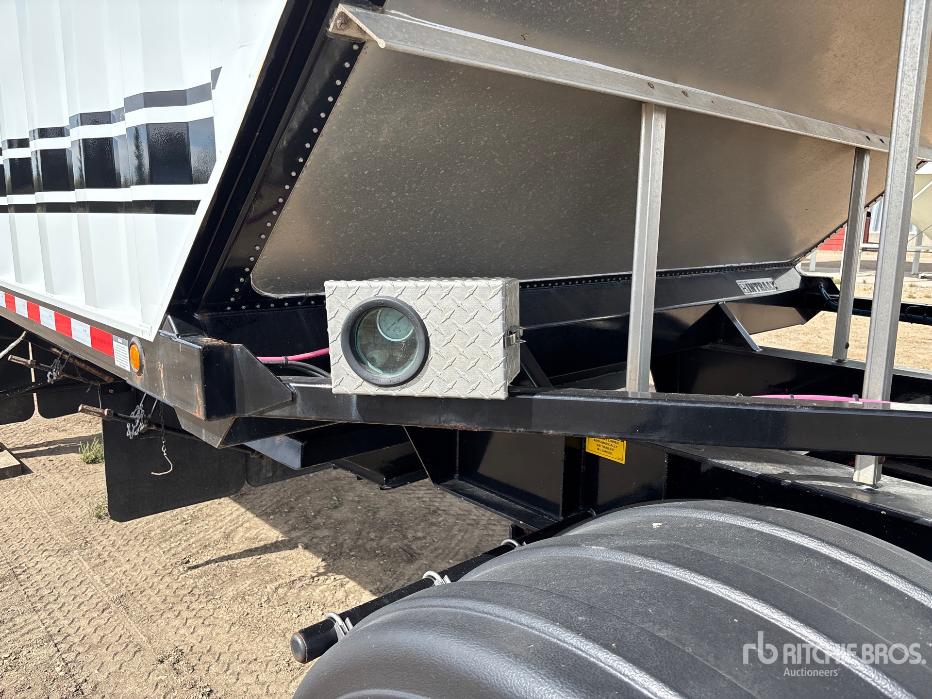 2014 Doepker 28 ft Tri/A Super B-Train Lead