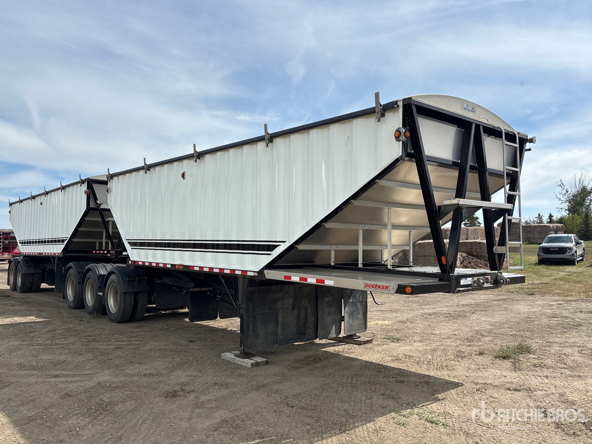2014 Doepker 28 ft Tri/A Super B-Train Lead