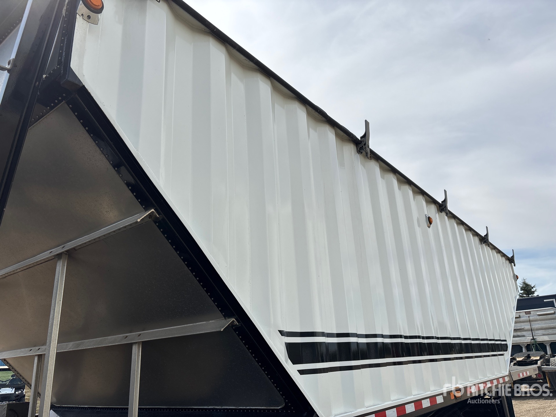 2014 Doepker 28 ft Tri/A Super B-Train Lead