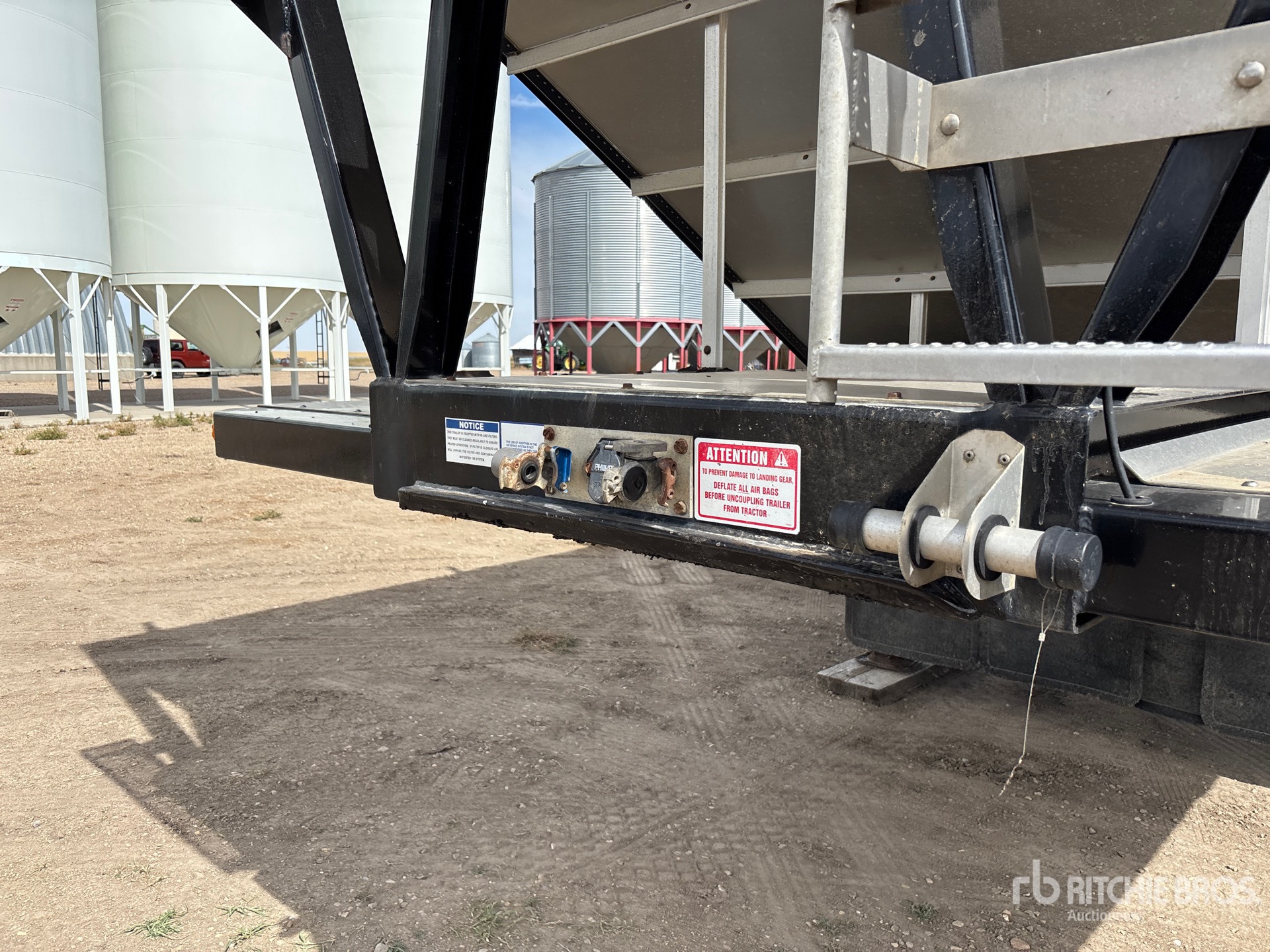 2014 Doepker 28 ft Tri/A Super B-Train Lead