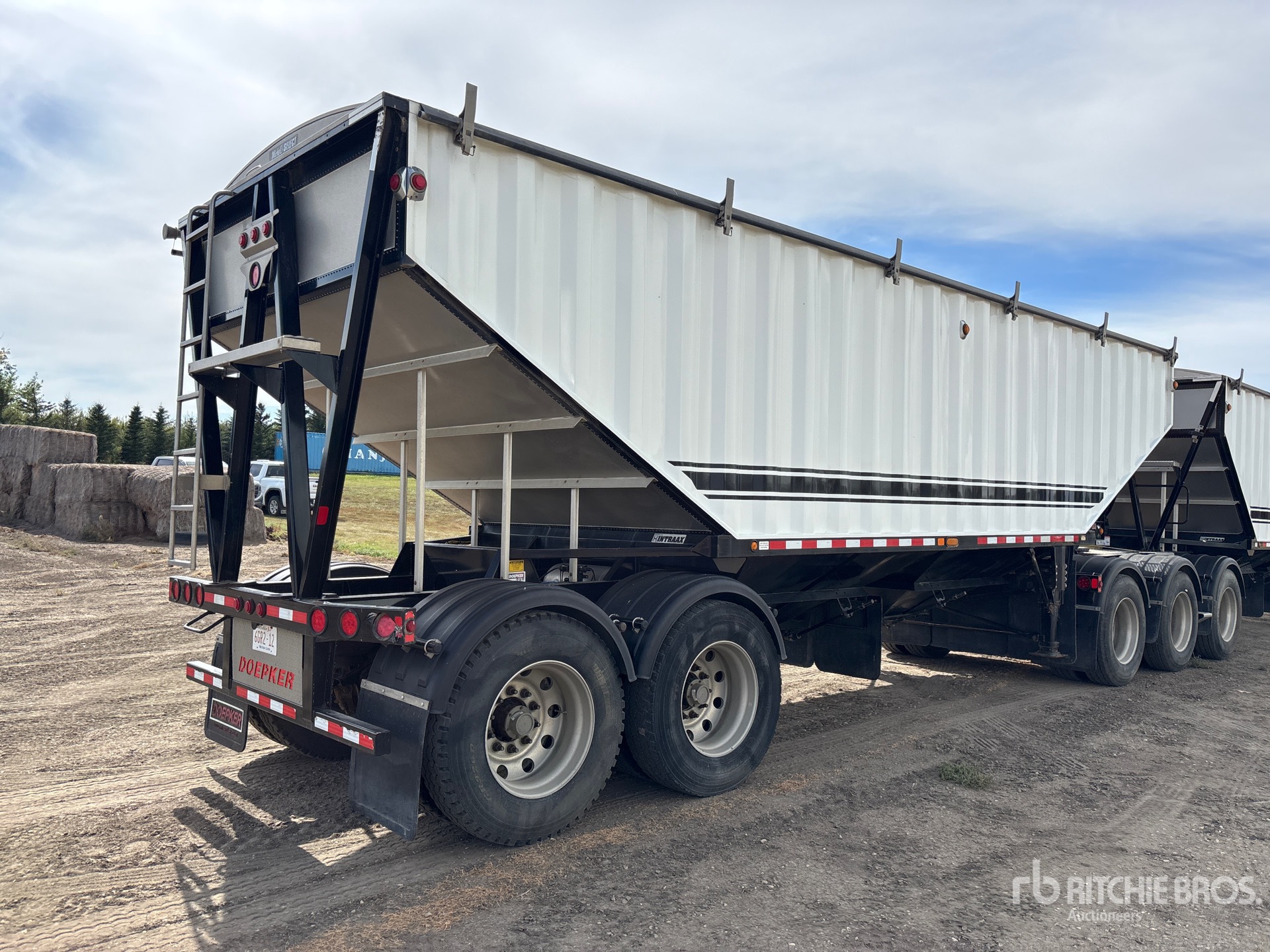 2016 Doepker 30 ft T/A Super B-Train Pup