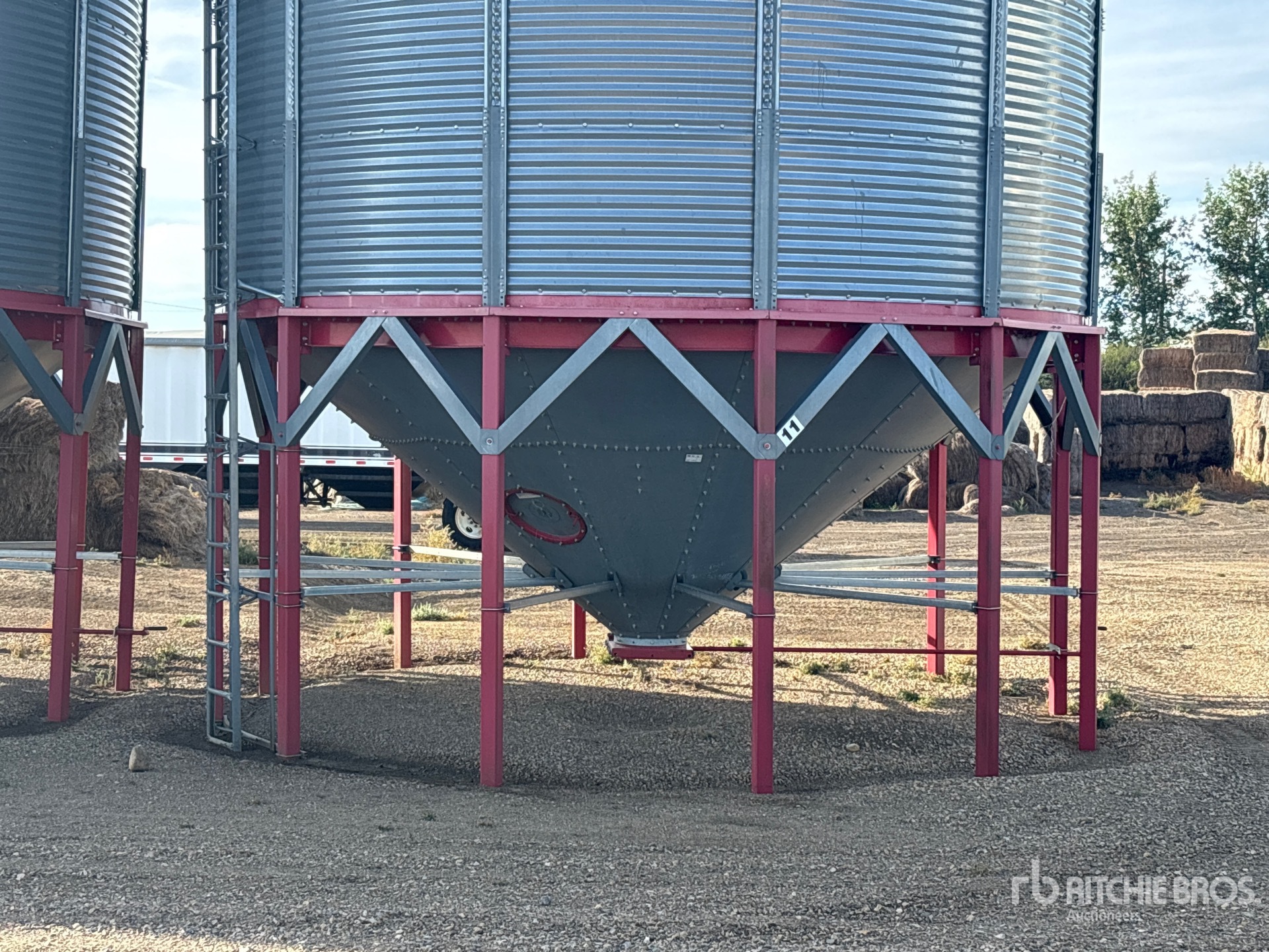 Twister +/- 4650 bu 5 Ring Hopper