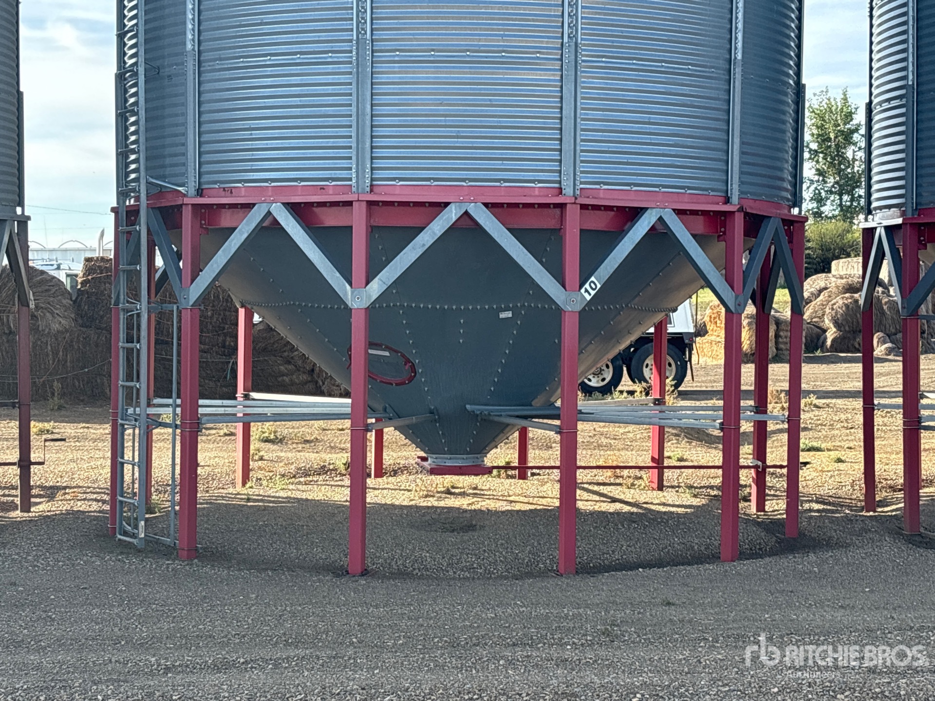 Twister +/- 4650 bu 5 Ring Hopper
