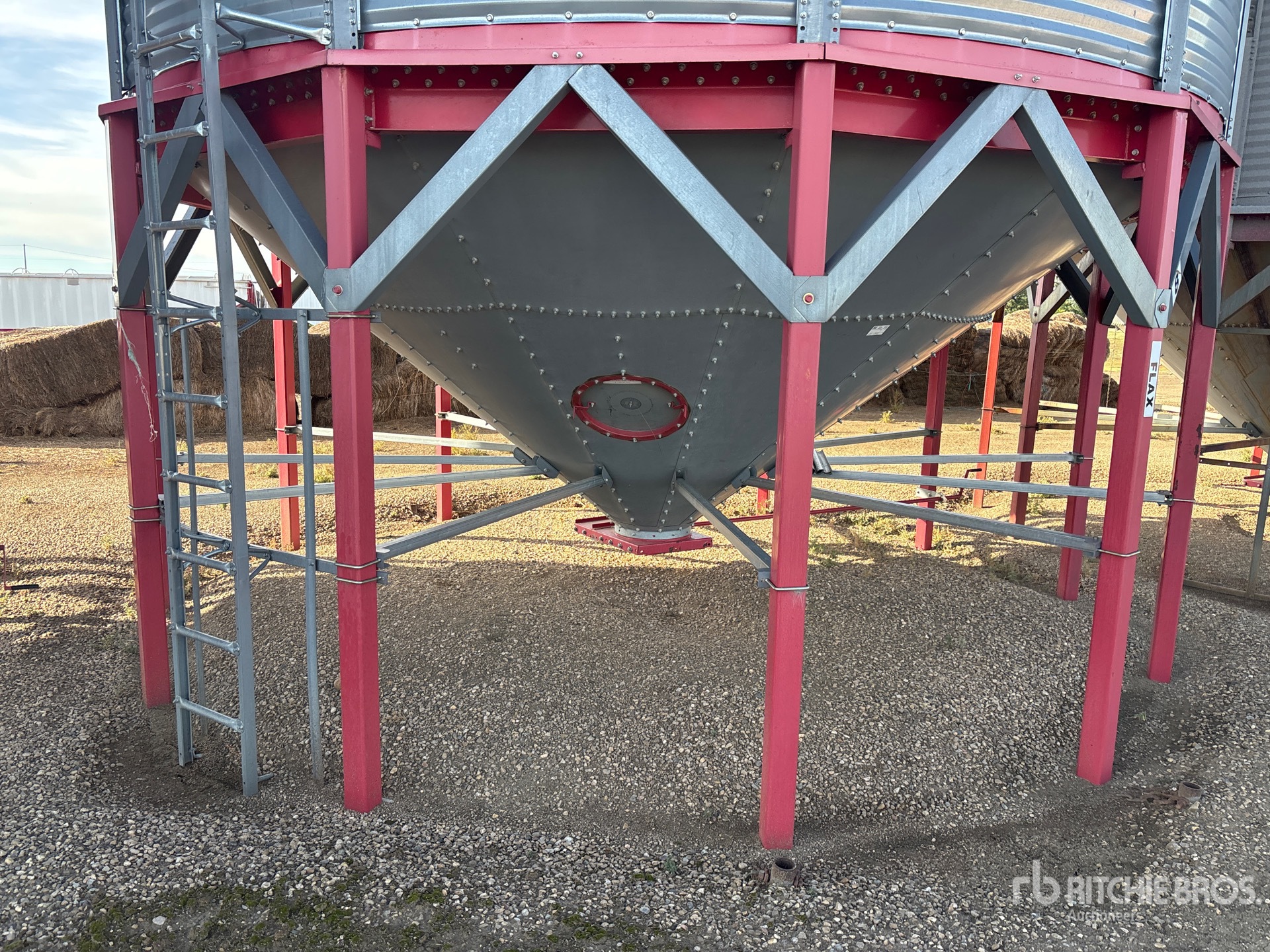 Twister +/- 4650 bu 5 Ring Hopper
