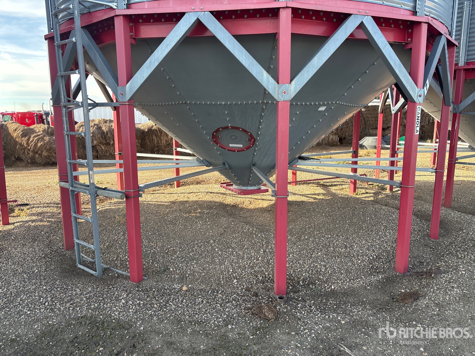Twister +/- 4650 bu 5 Ring Hopper