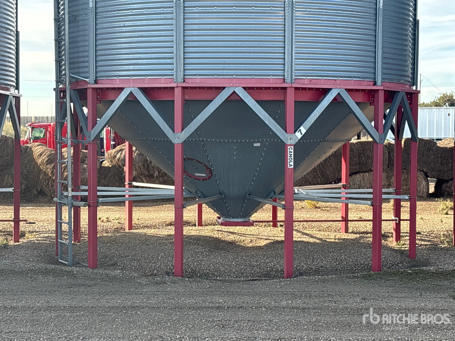 Twister +/- 4650 bu 5 Ring Hopper