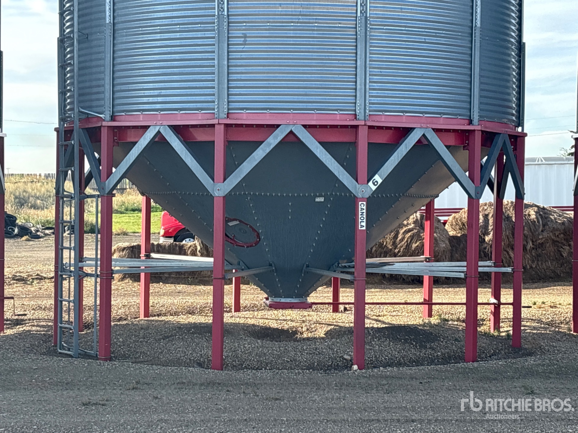 Twister +/- 4650 bu 5 Ring Hopper