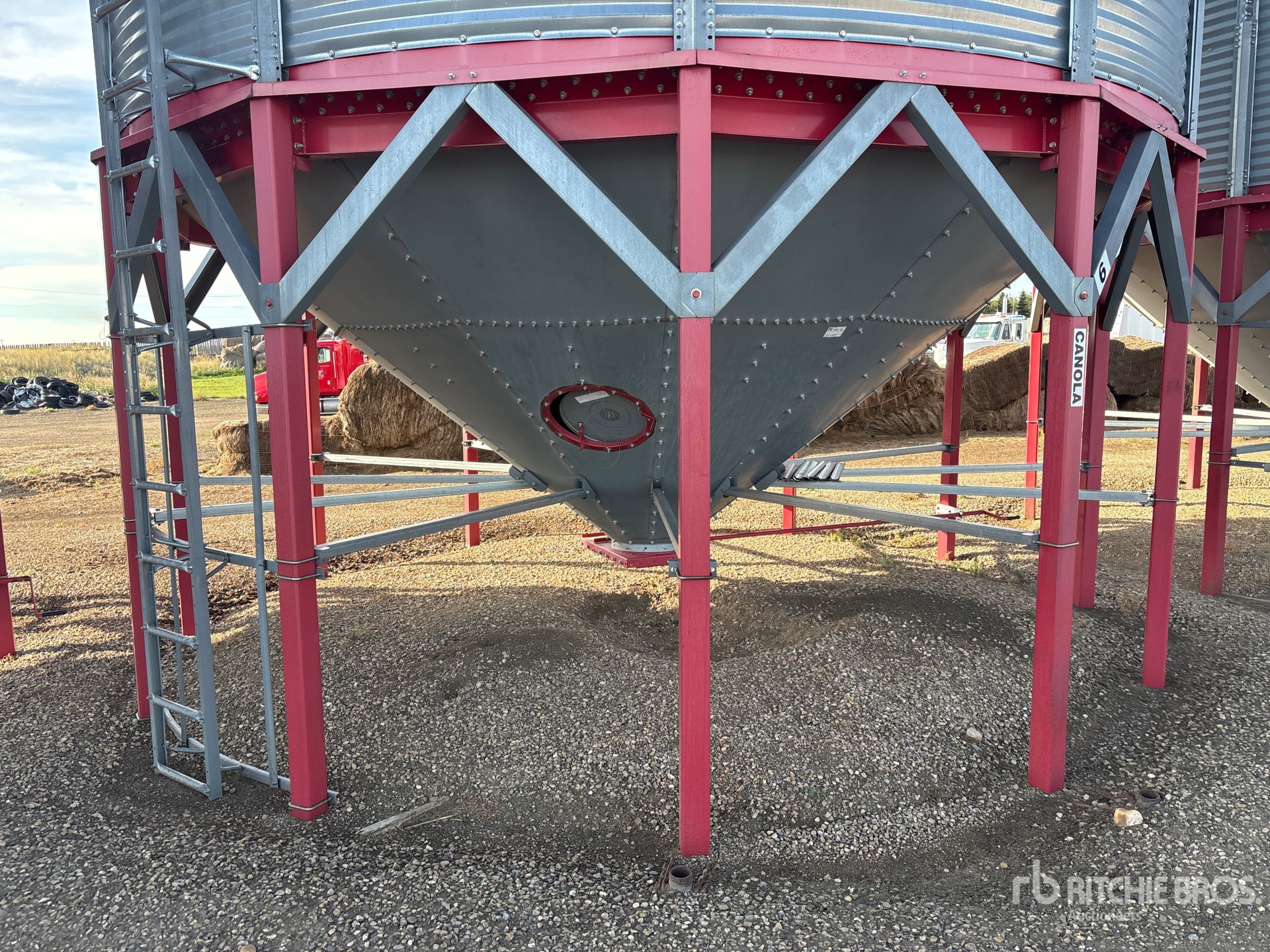 Twister +/- 4650 bu 5 Ring Hopper