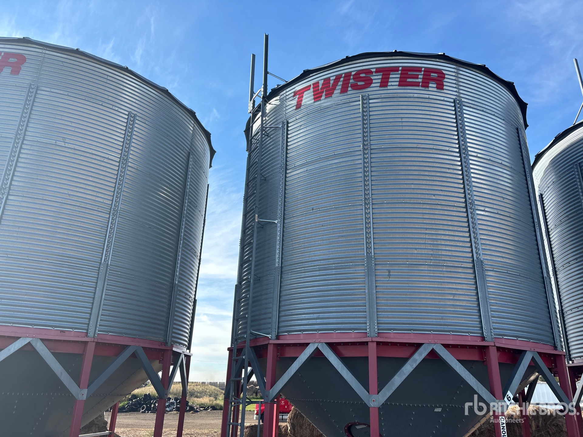 Twister +/- 4650 bu 5 Ring Hopper