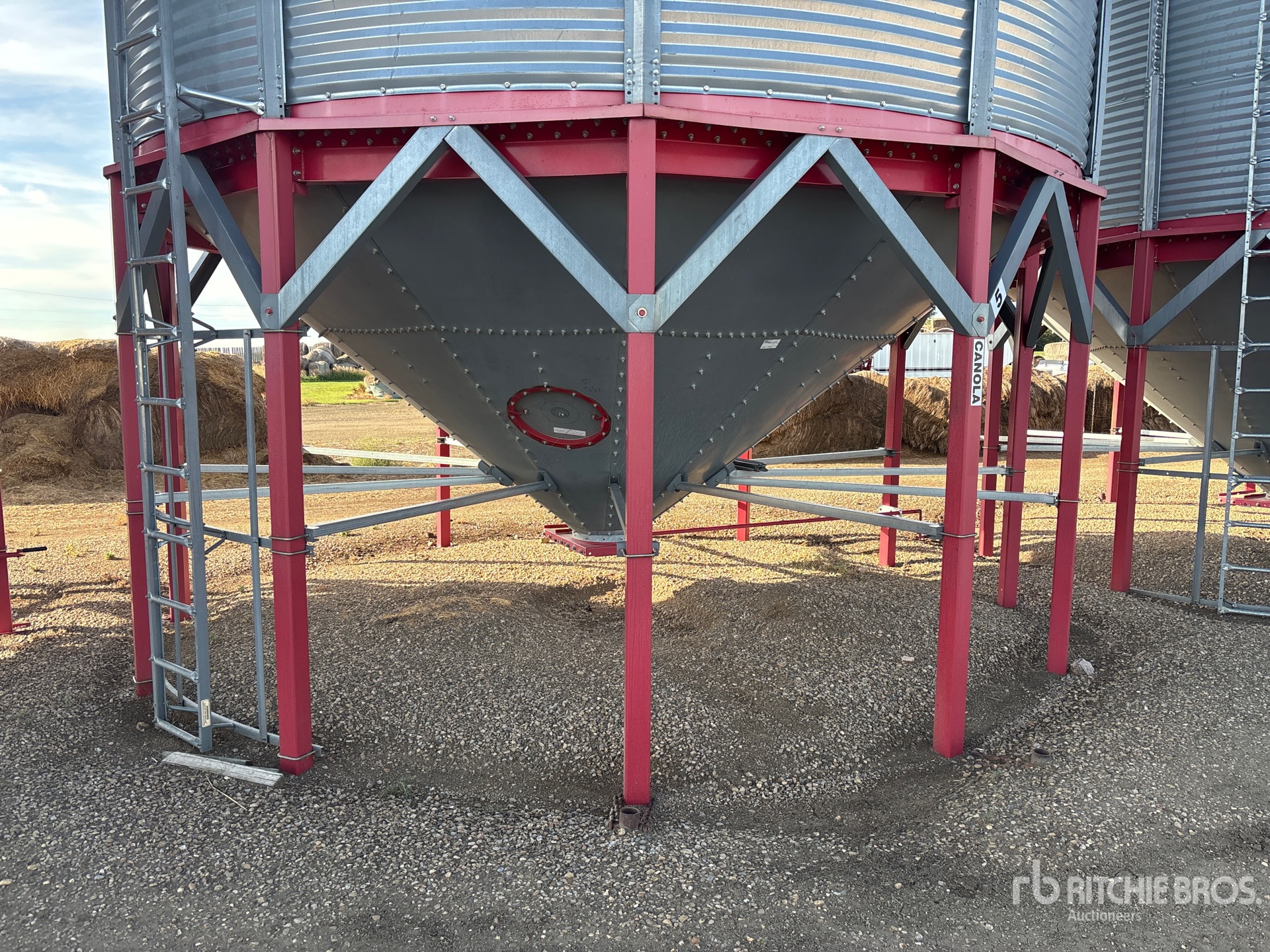 Twister +/- 4650 bu 5 Ring Hopper