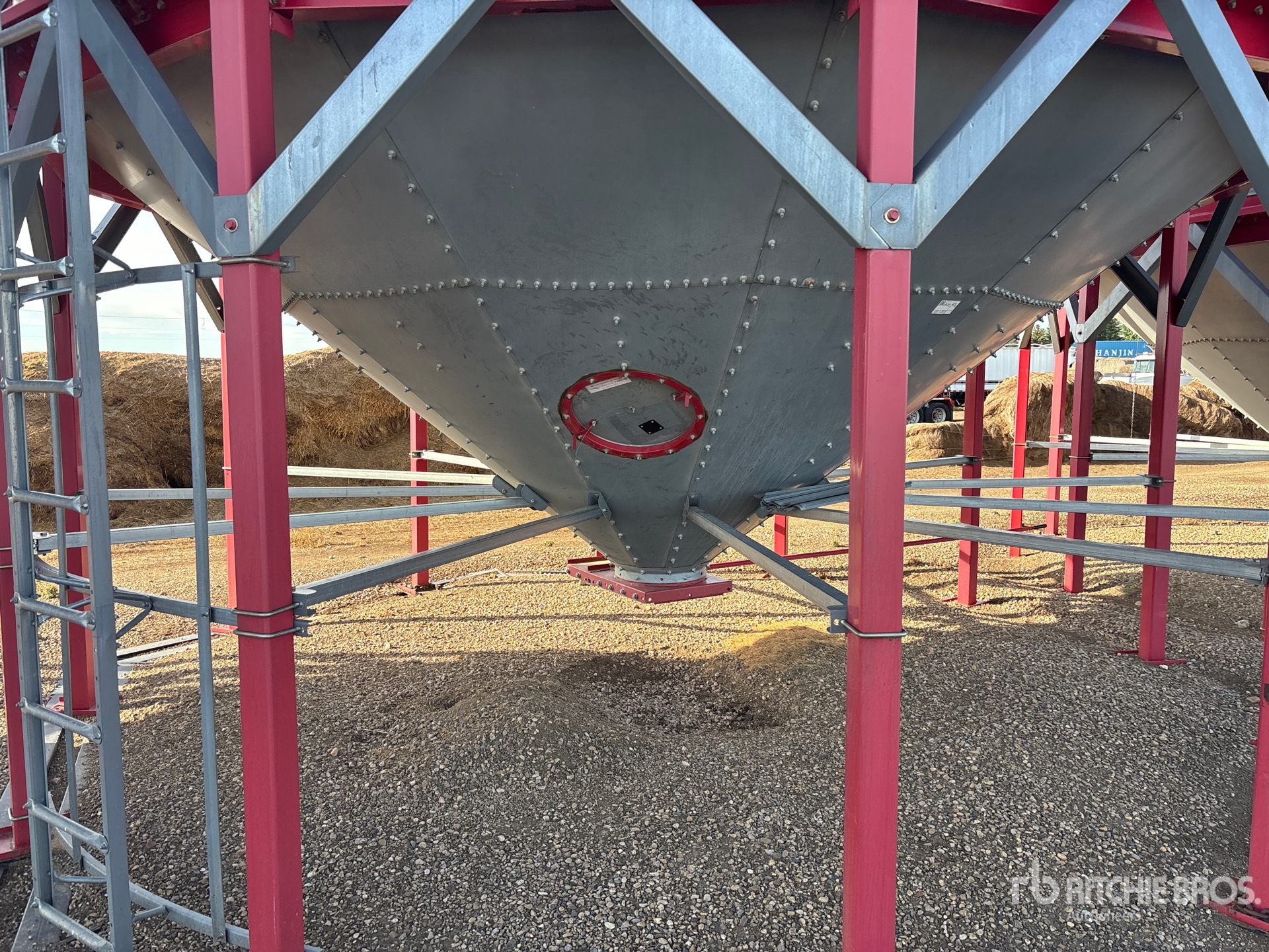 Twister +/- 4650 bu 5 Ring Hopper