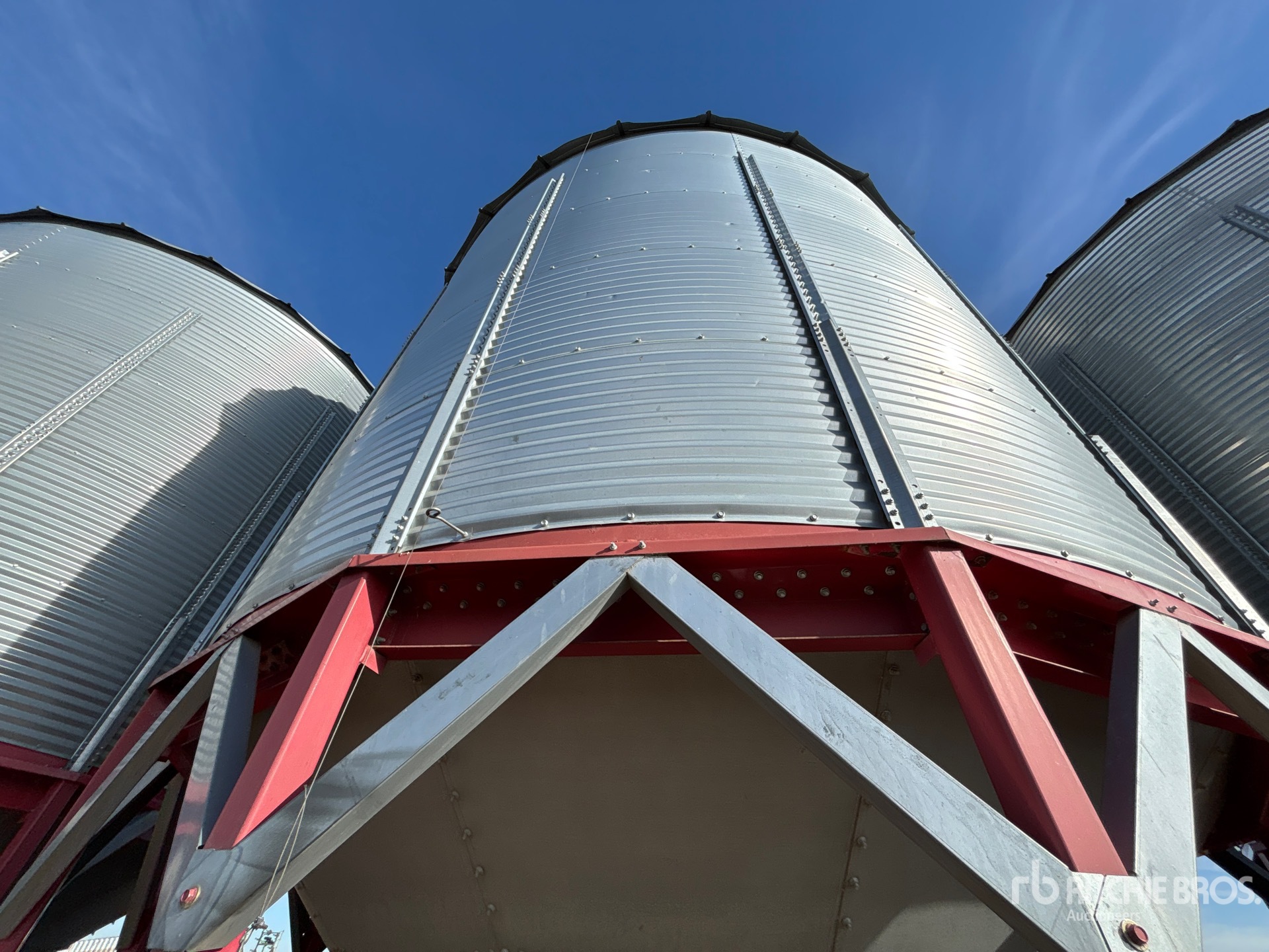 Twister +/- 4650 bu 5 Ring Hopper