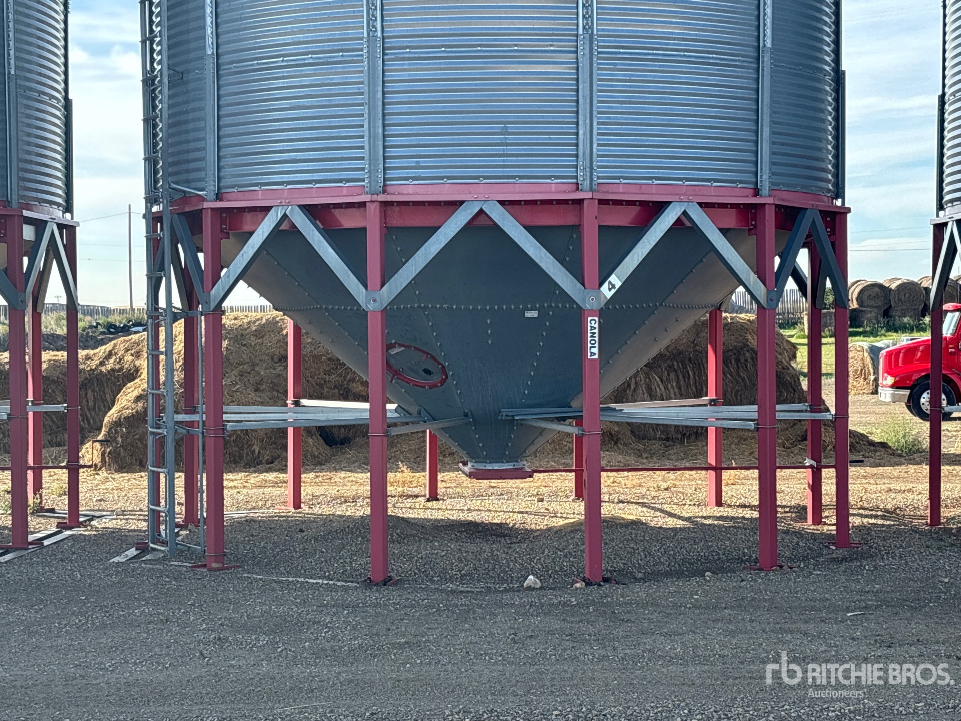 Twister +/- 4650 bu 5 Ring Hopper