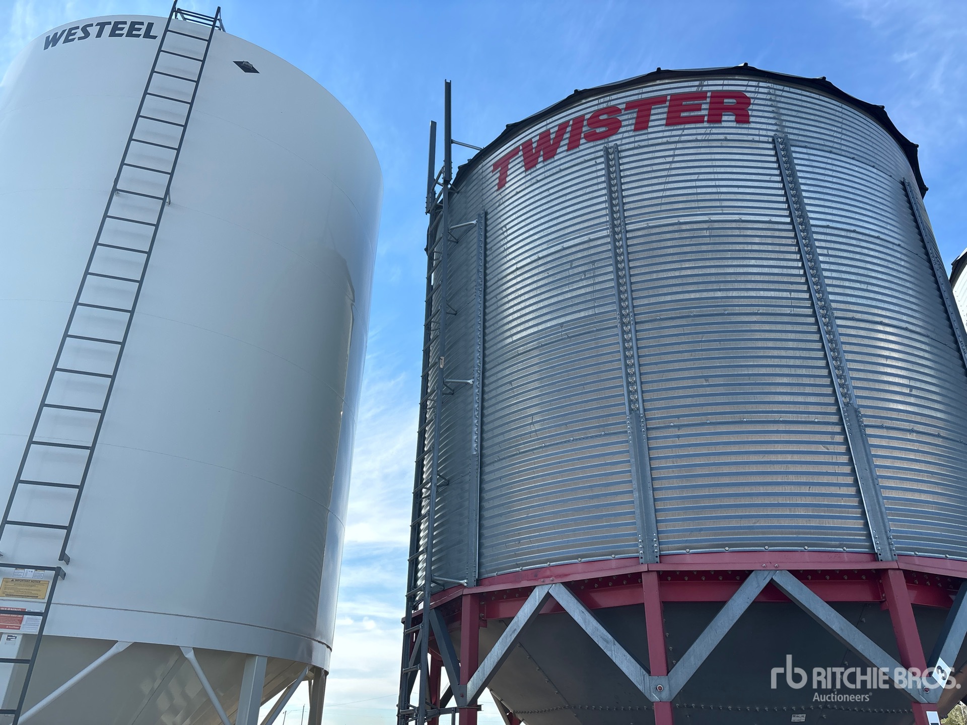 Twister +/- 4650 bu 5 Ring Hopper