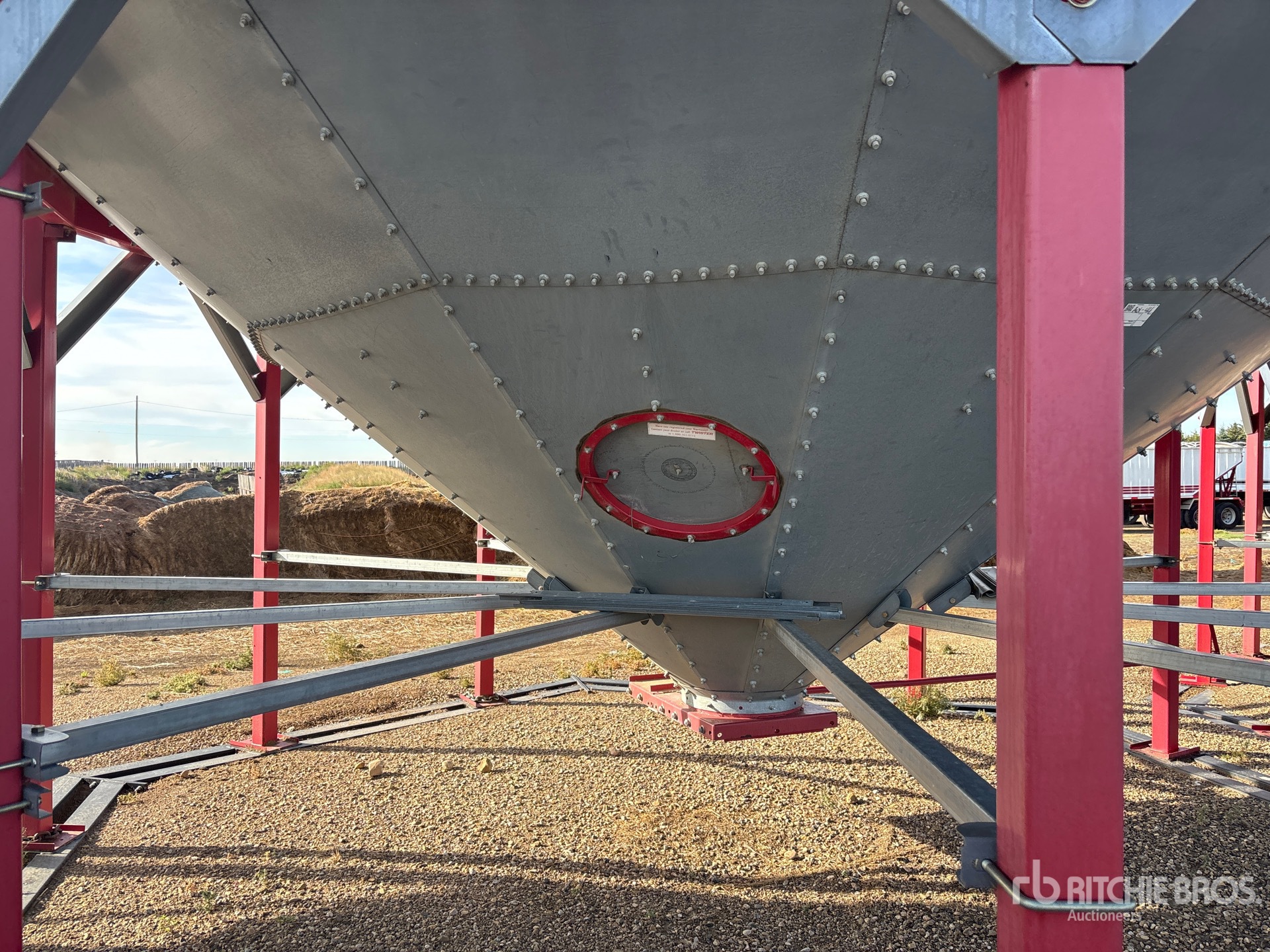 Twister +/- 4650 bu 5 Ring Hopper