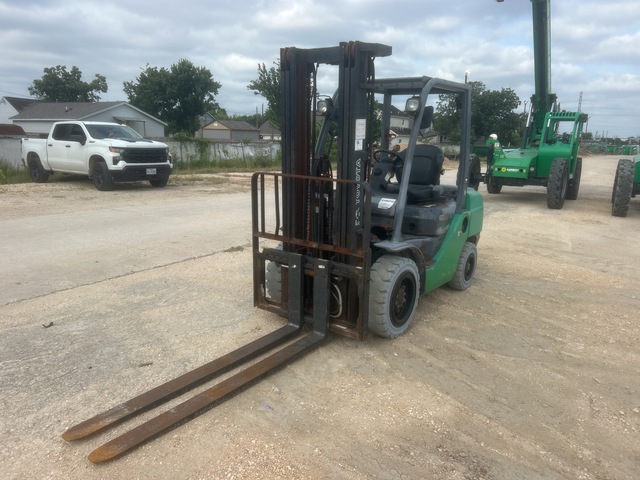 2018 Toyota 8FDU30 5620 lb Pneumatic Tire Forklift