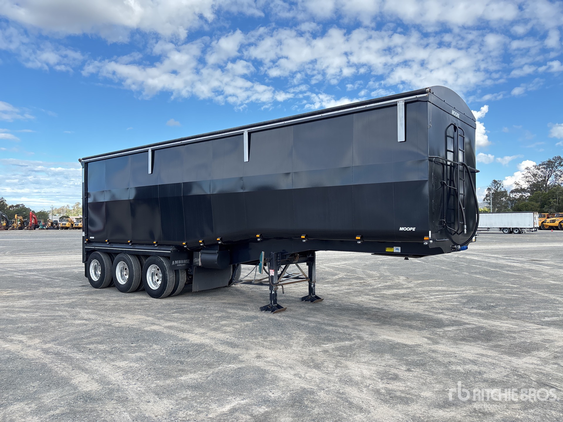 2022 Moore 9.9 M TRI/A STEP DECK