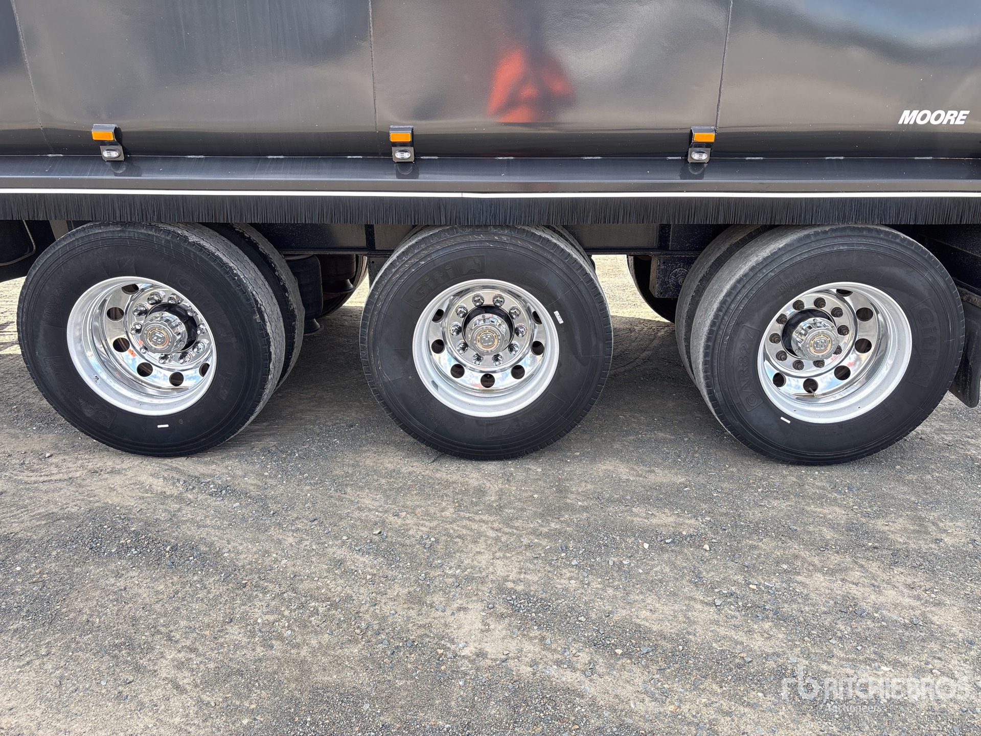 2022 Moore 9.9 M TRI/A STEP DECK