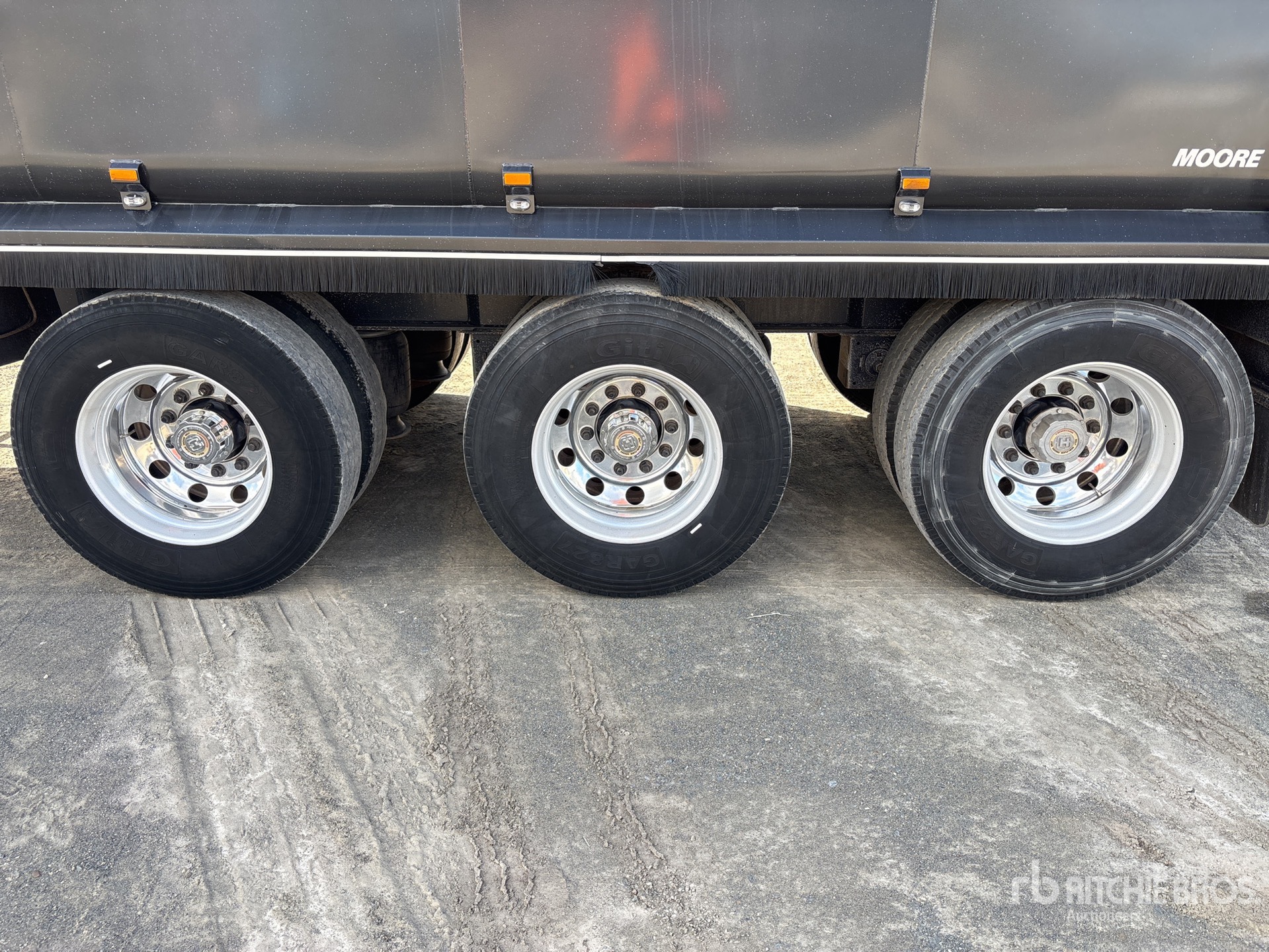 2022 Moore 9.9 M TRI/A STEP DECK
