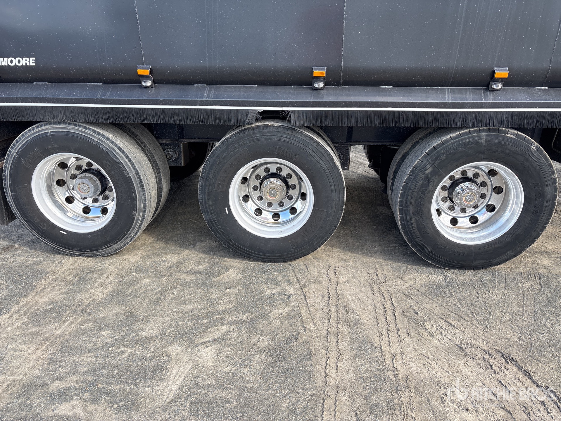 2022 Moore 9.9 M TRI/A STEP DECK