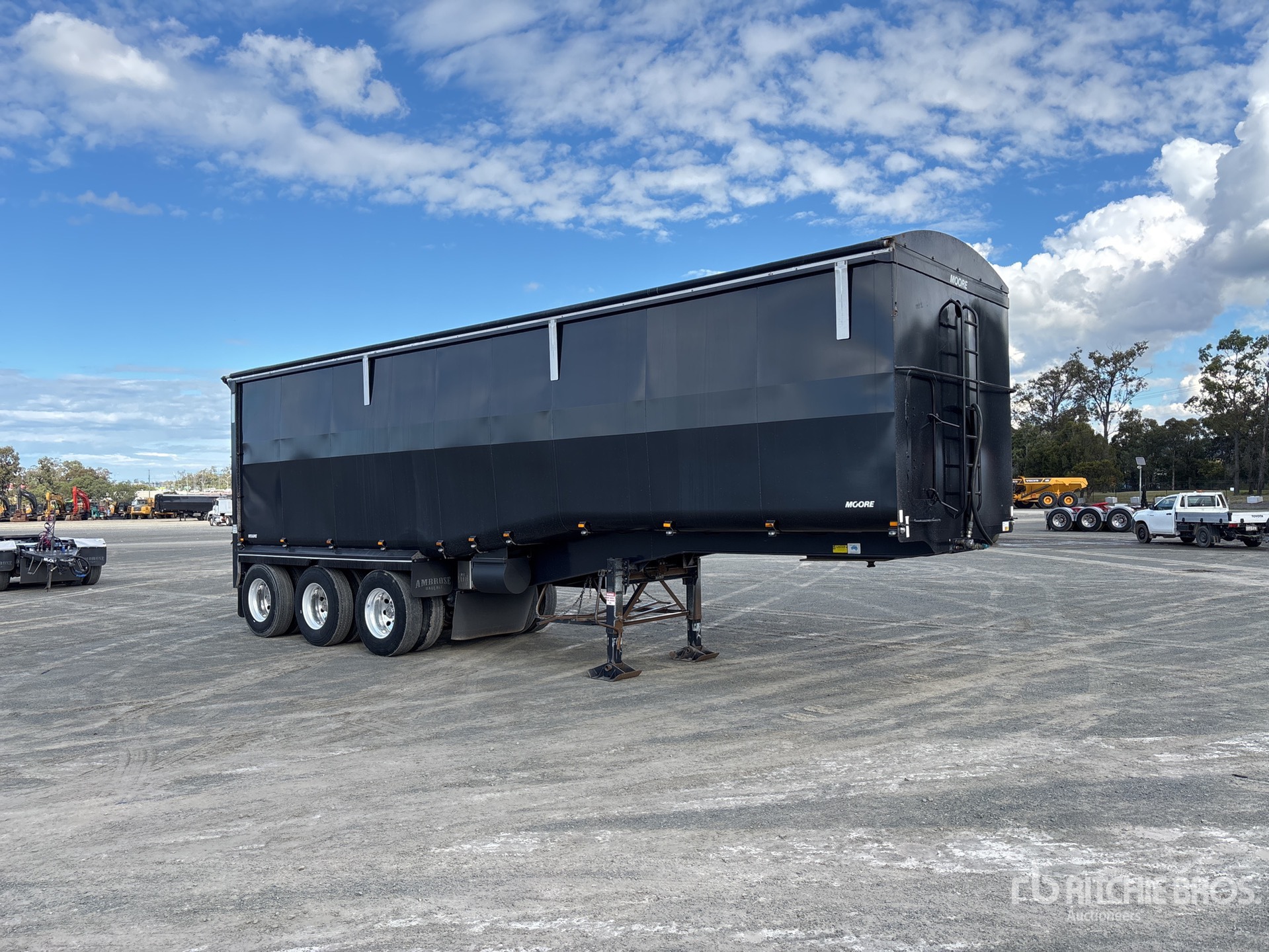 2022 Moore 9.9 M TRI/A STEP DECK