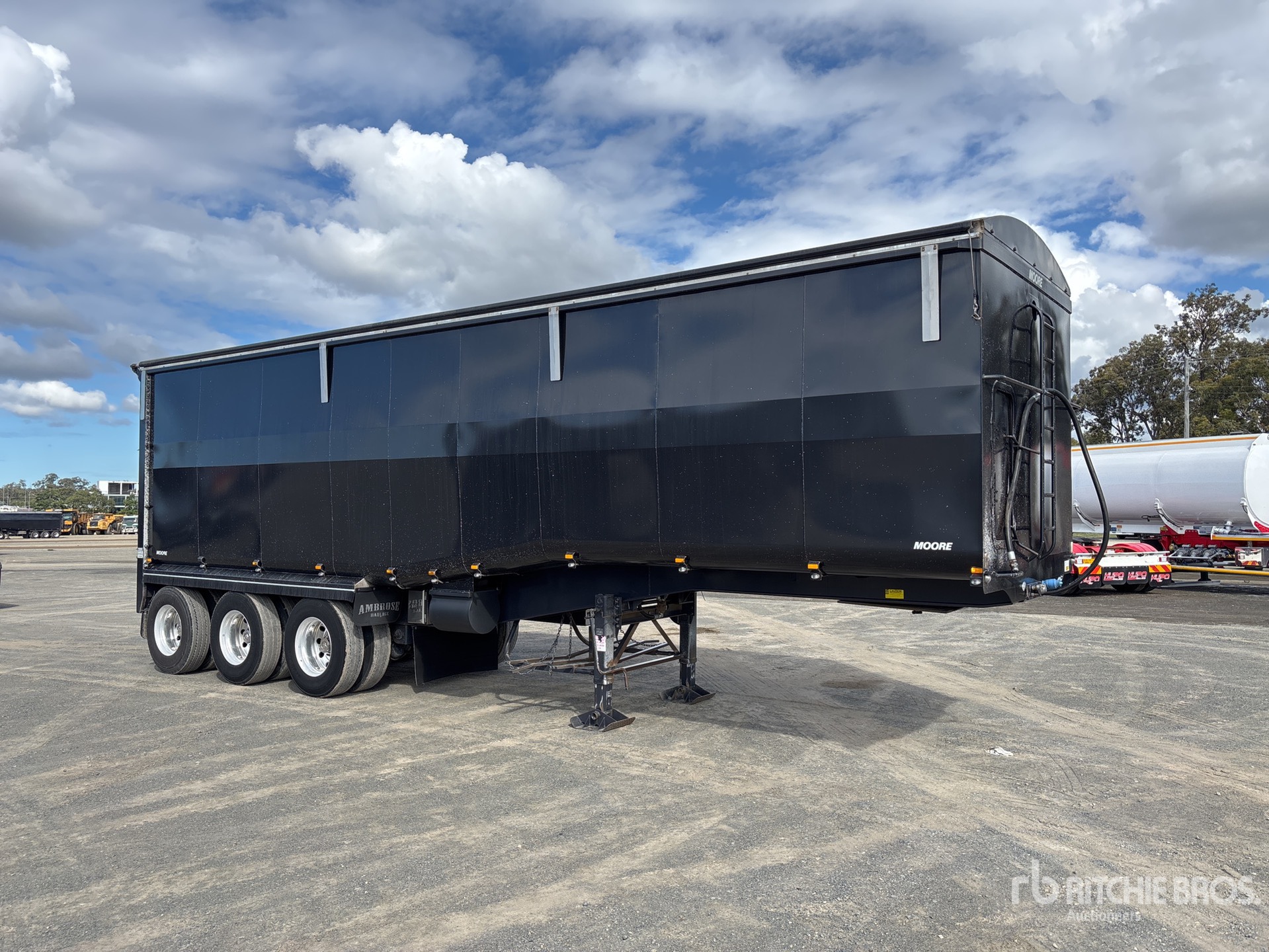 2022 Moore 9.9 M TRI/A STEP DECK