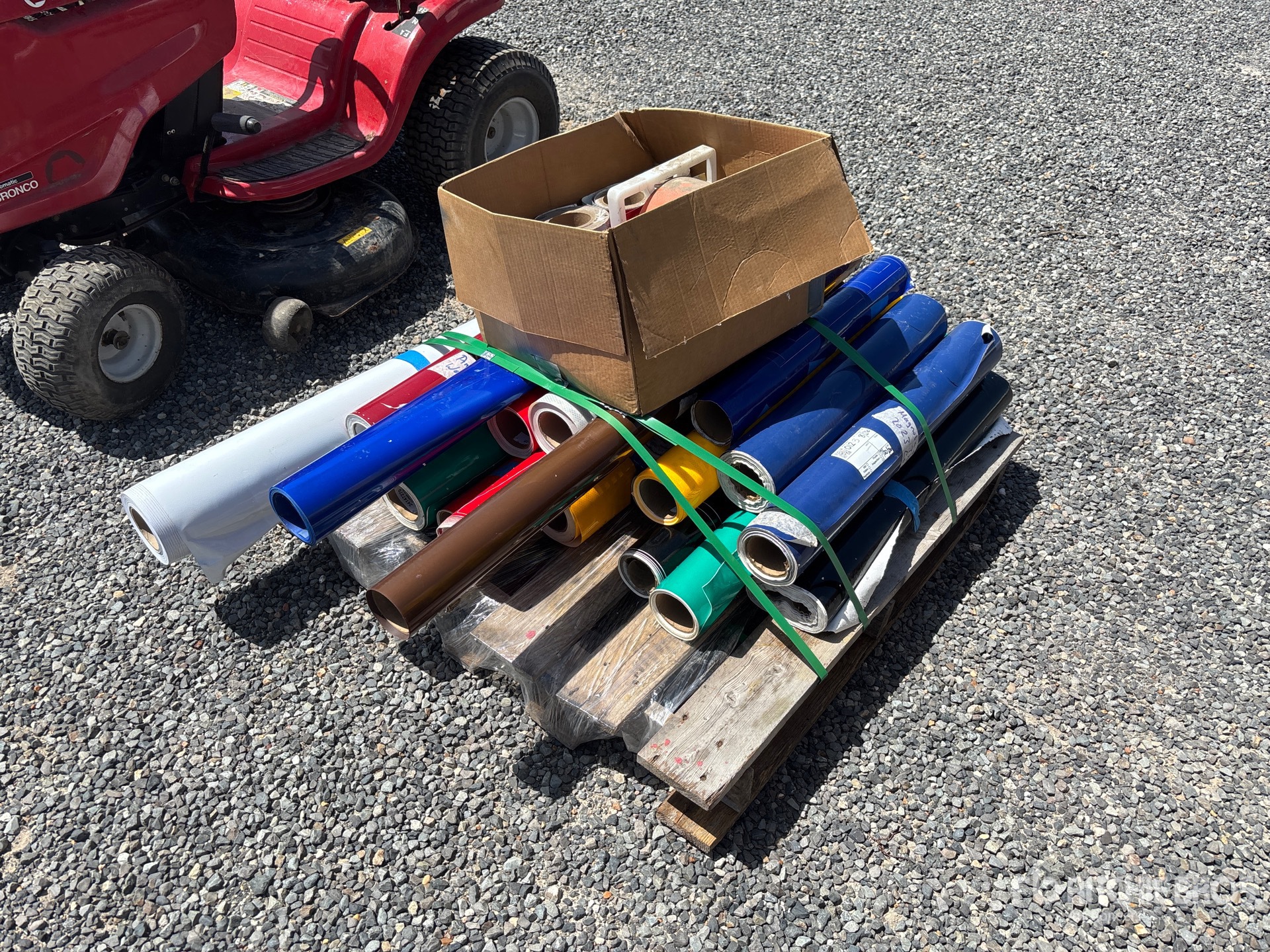 General Appearance with Bild, Ecke vorne links