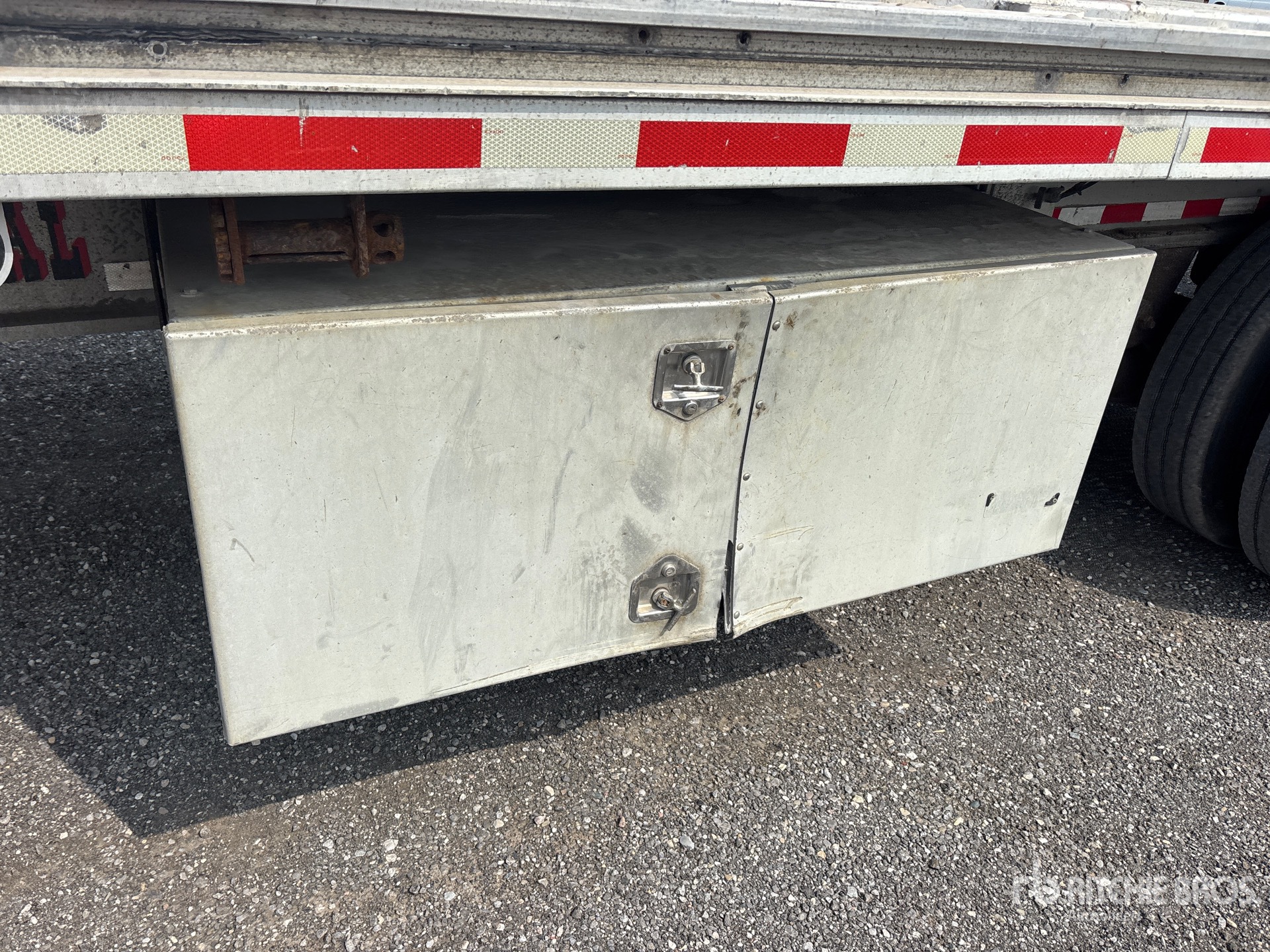 2005 Chaparral 48 ft T/A Spread Axle