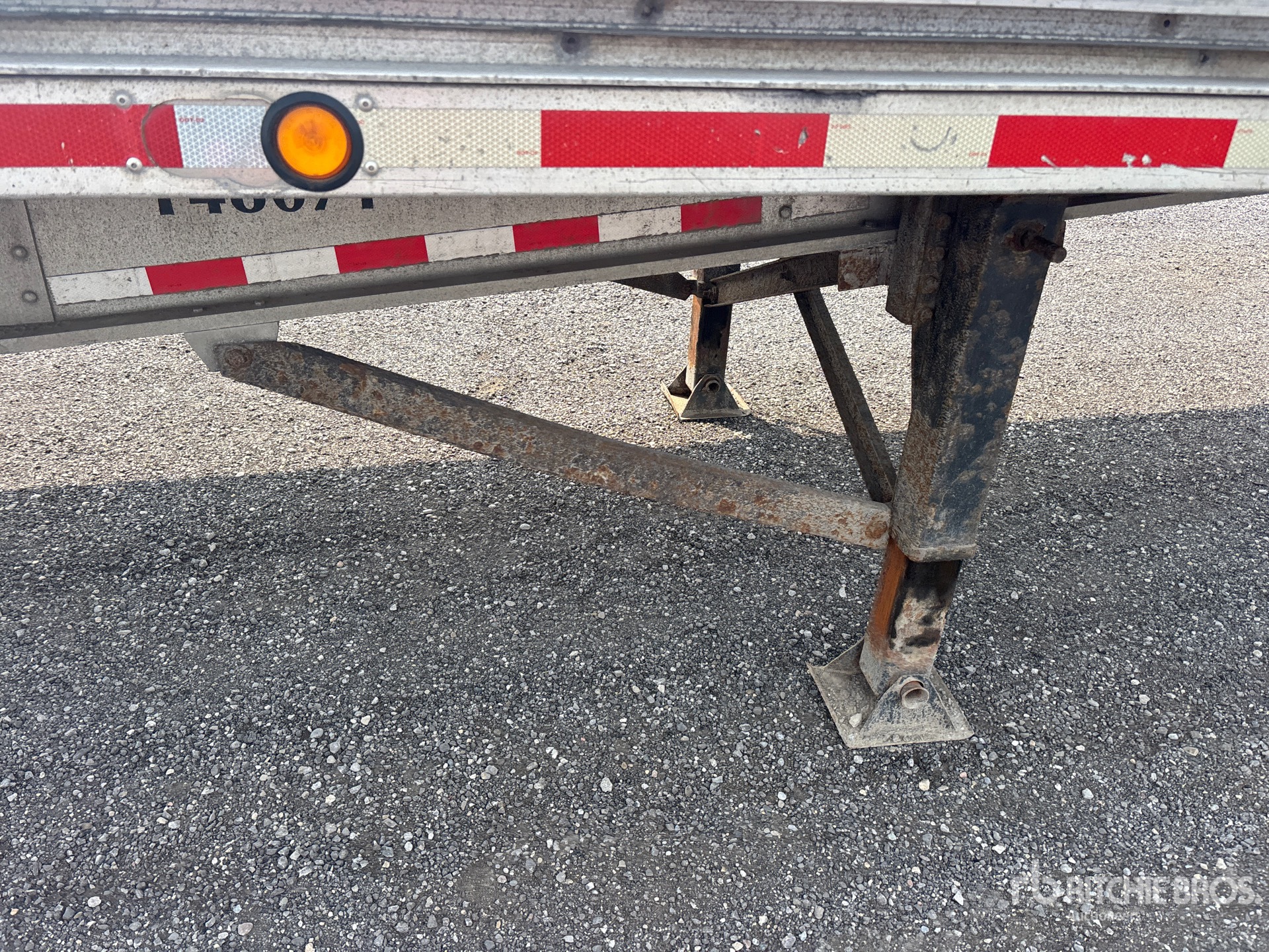 2005 Chaparral 48 ft T/A Spread Axle