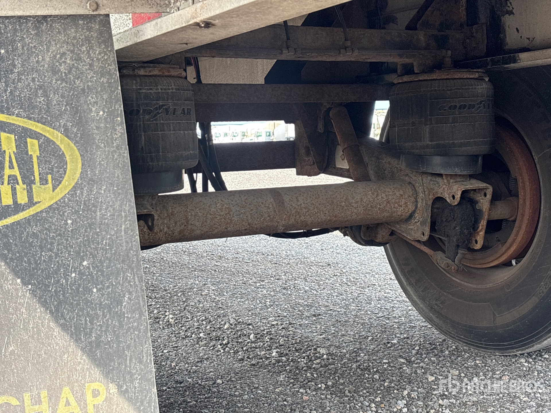 2005 Chaparral 48 ft T/A Spread Axle