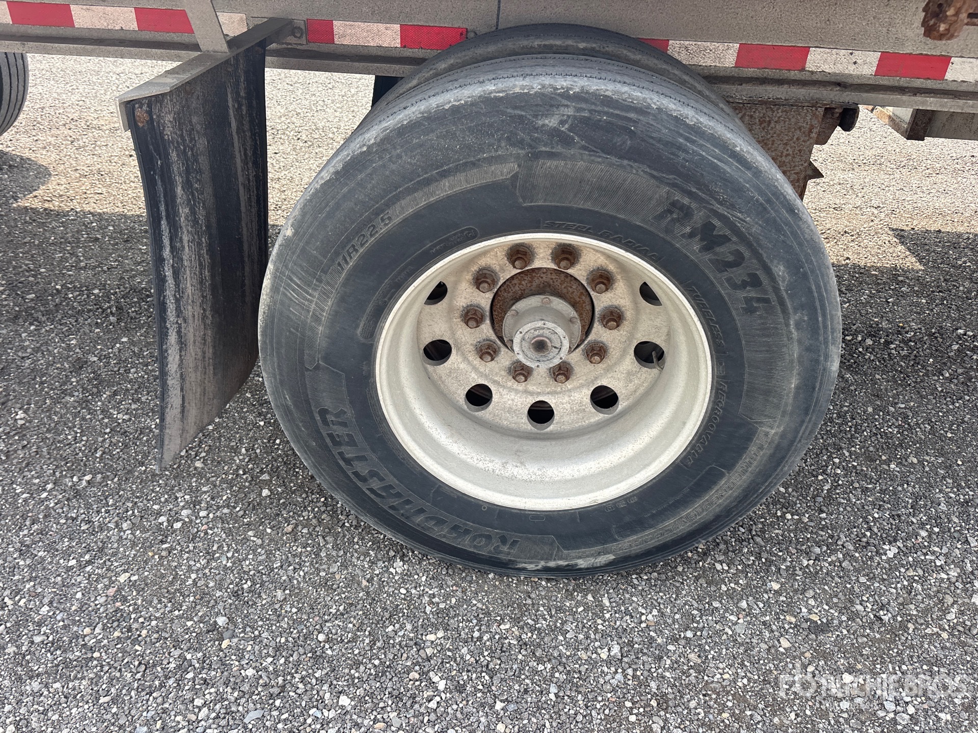 2005 Chaparral 48 ft T/A Spread Axle