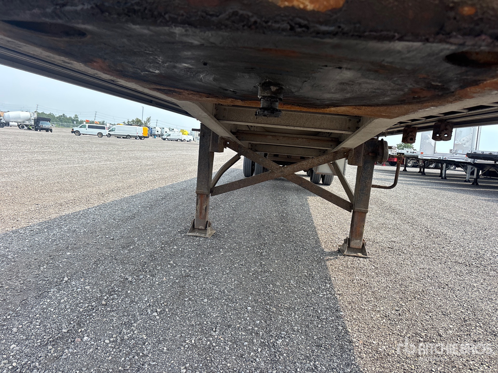 2005 Chaparral 48 ft T/A Spread Axle
