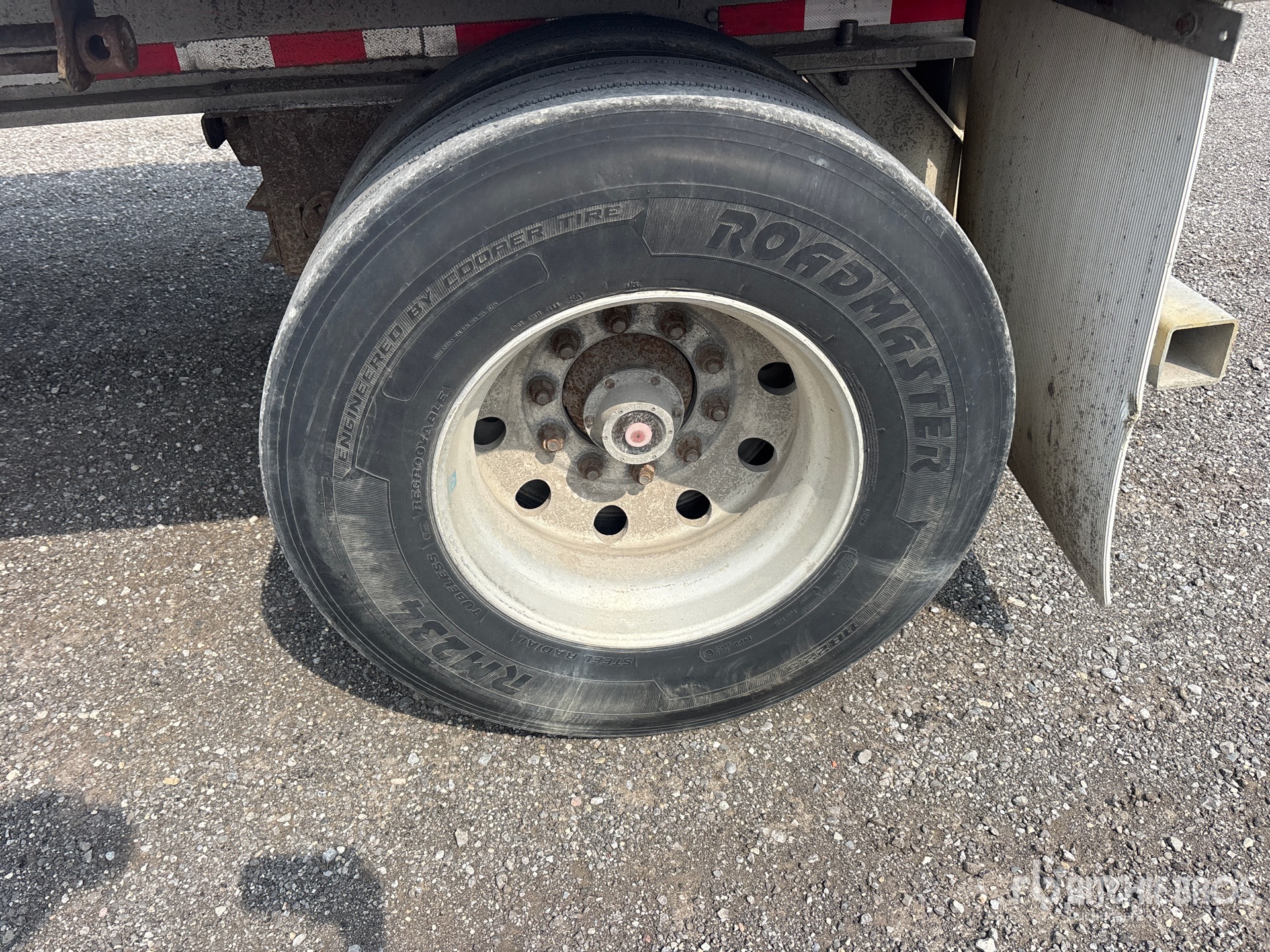 2005 Chaparral 48 ft T/A Spread Axle