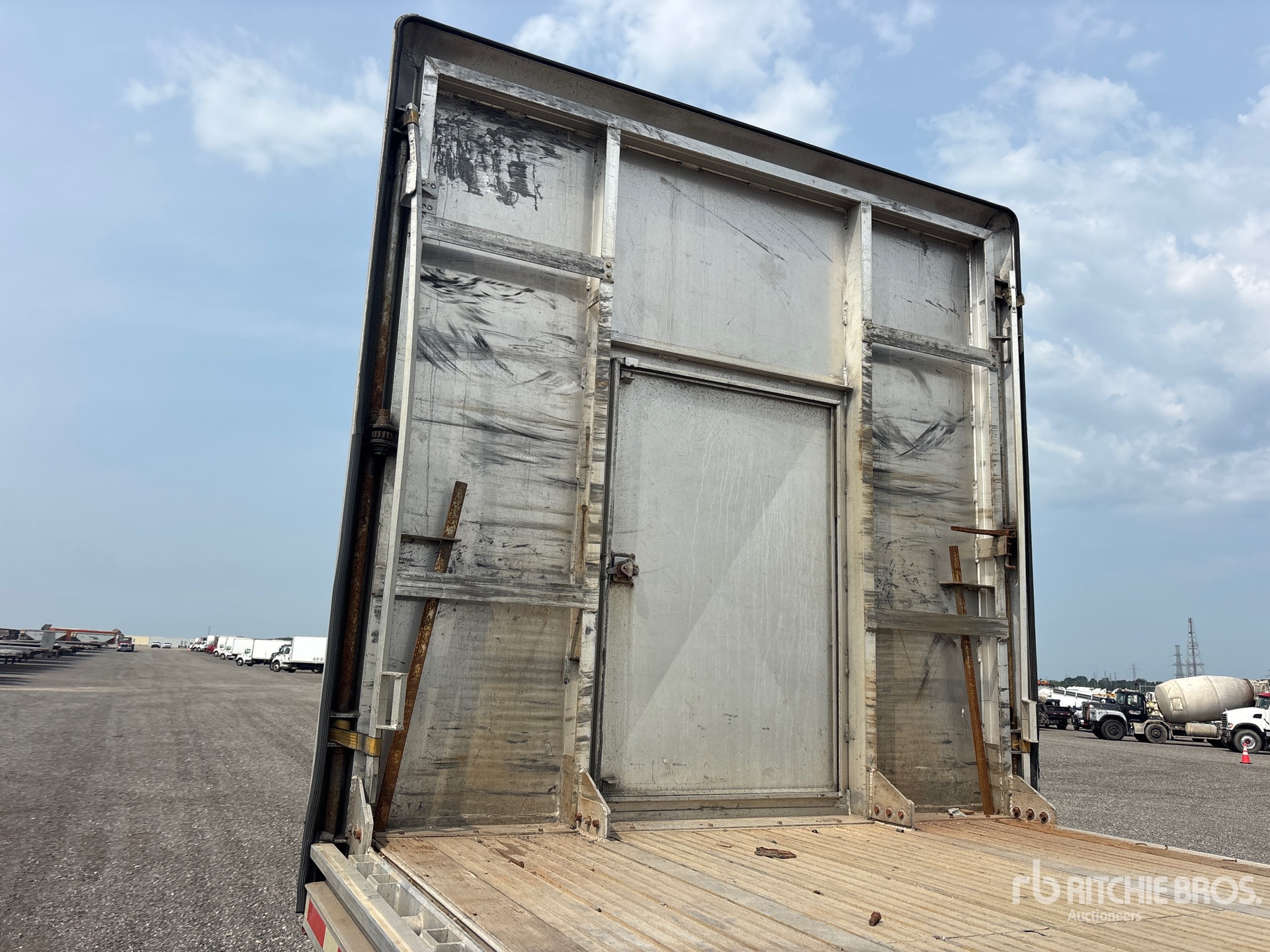2005 Chaparral 48 ft T/A Spread Axle