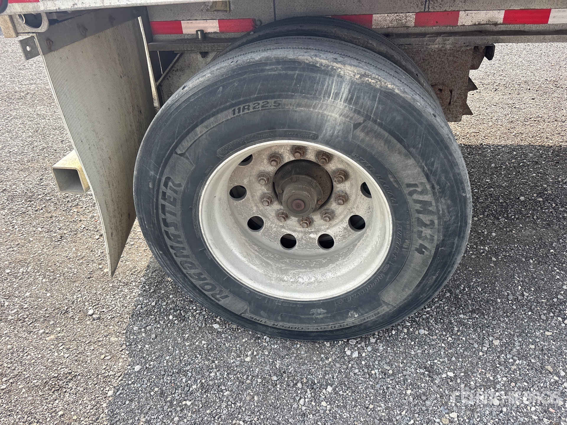 2005 Chaparral 48 ft T/A Spread Axle