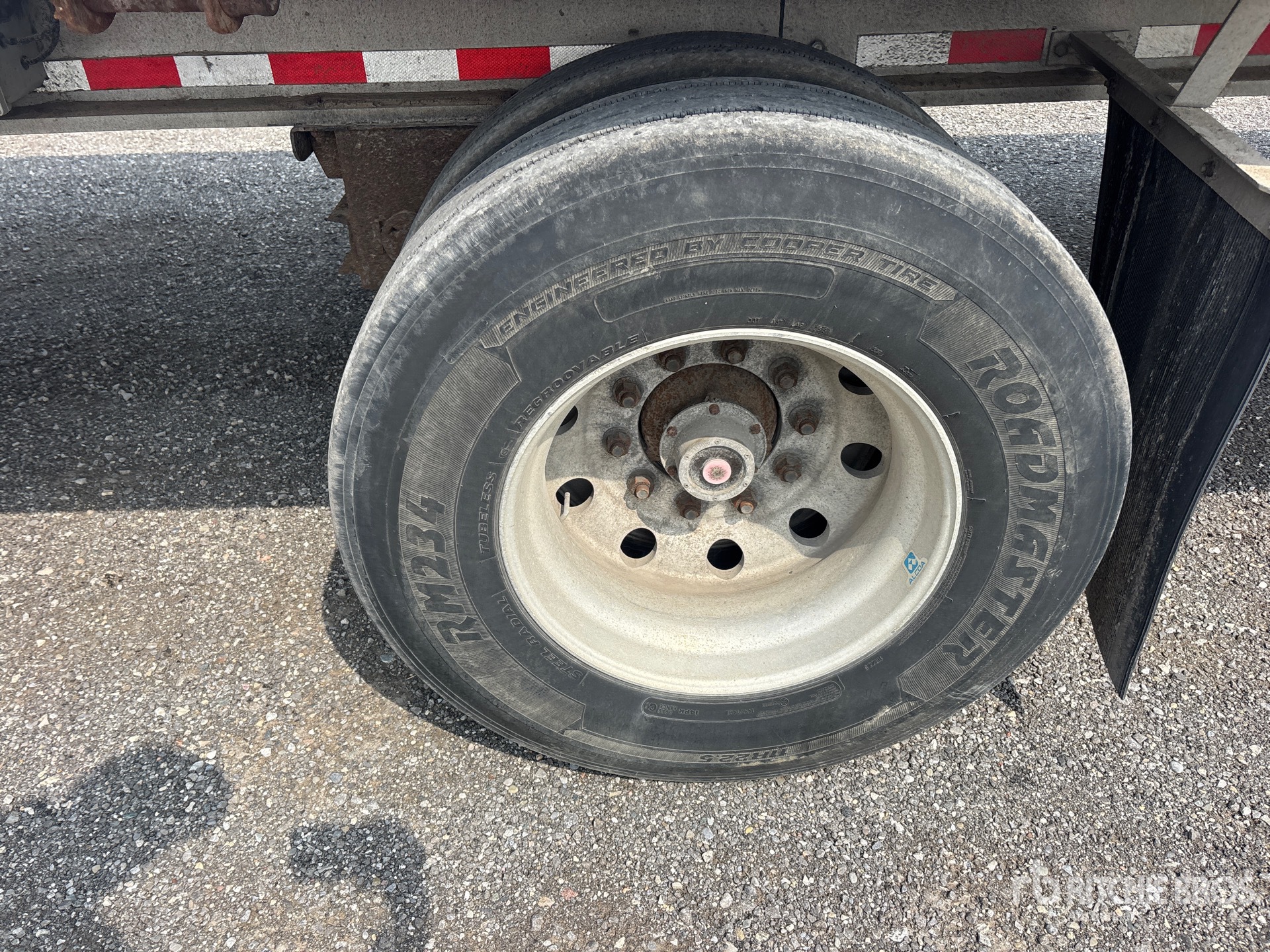 2005 Chaparral 48 ft T/A Spread Axle