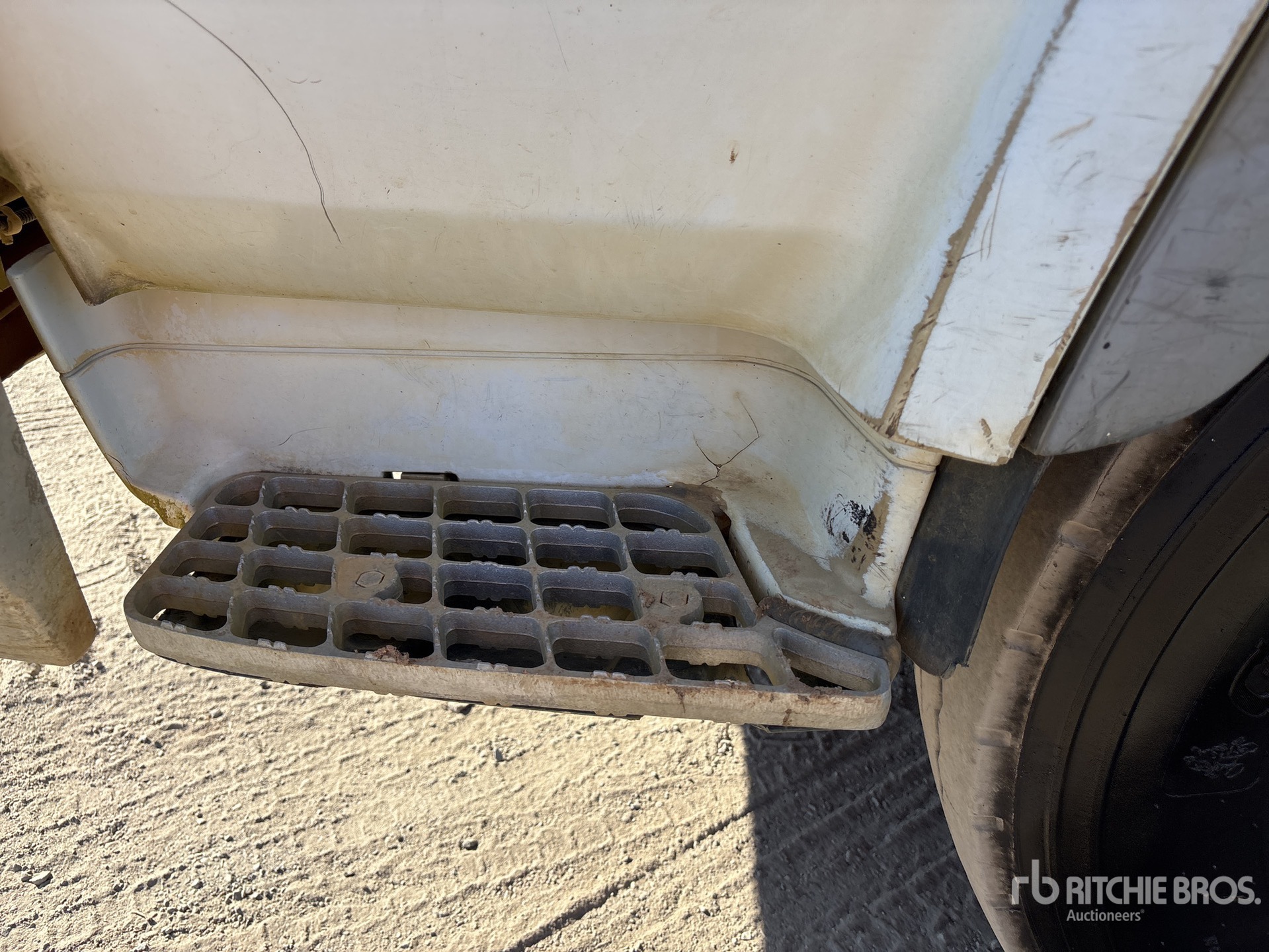2004 Mitsubishi FV500