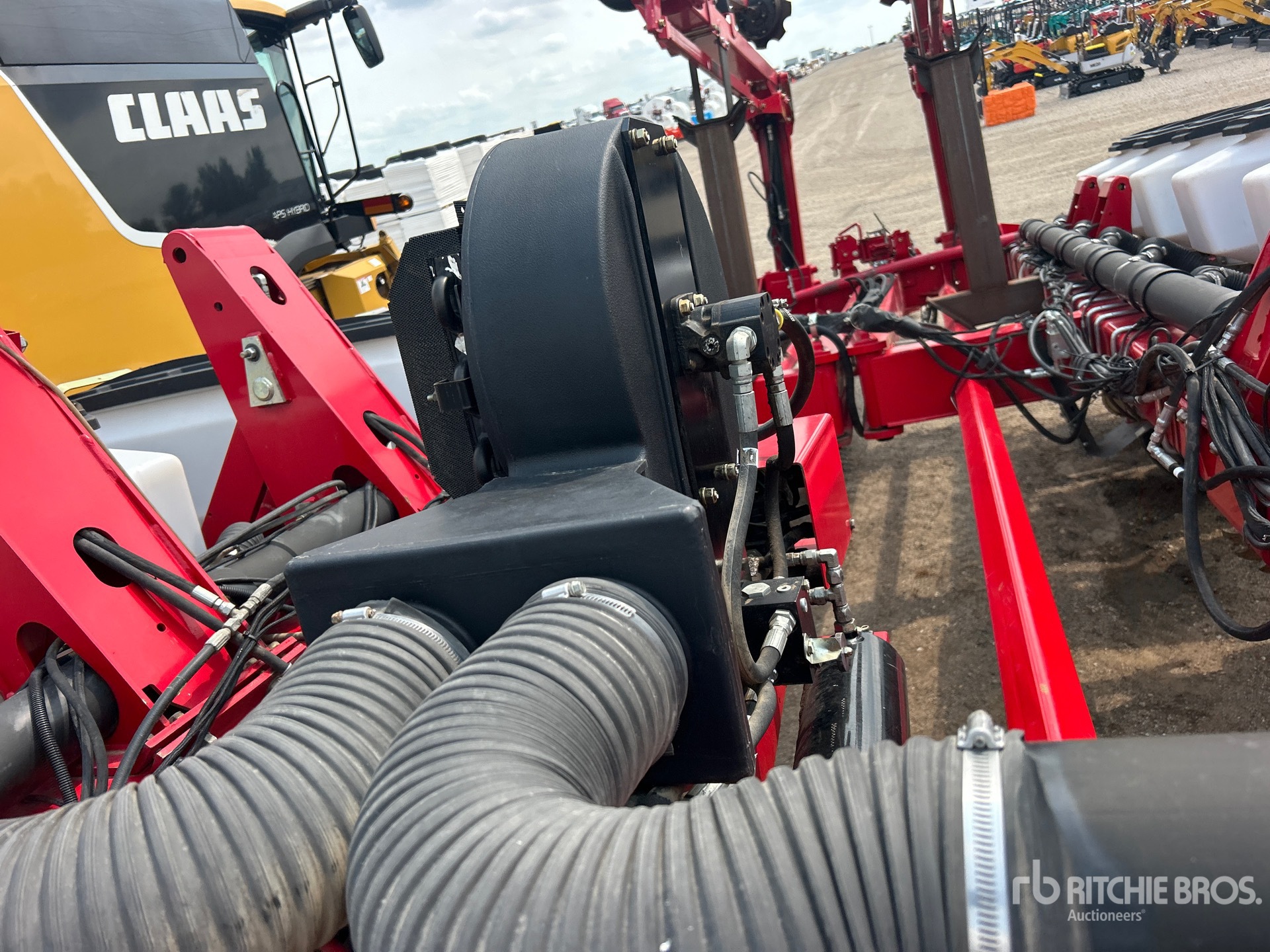 2013 Massey Ferguson 8186